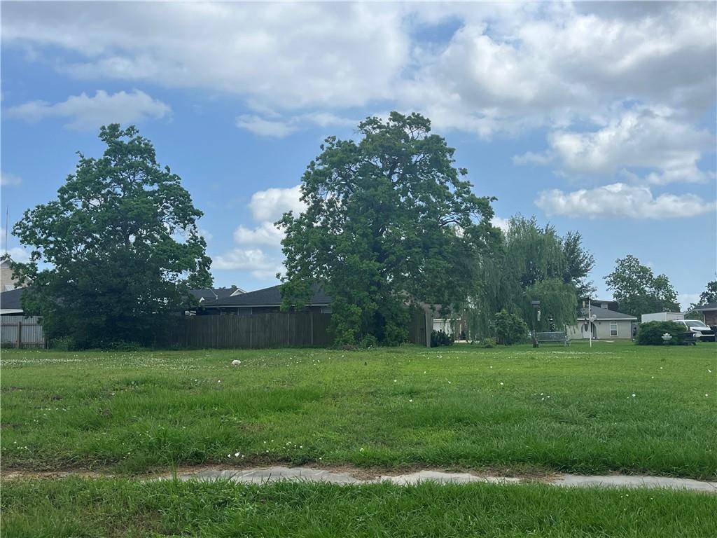 Chalmette, LA 70043,8436 CREOLE DR