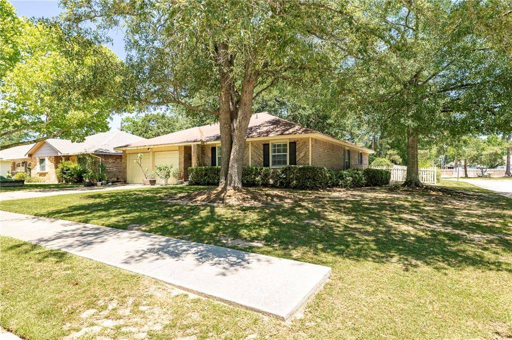 Mandeville, LA 70471,215 RIDGEWOOD CIR
