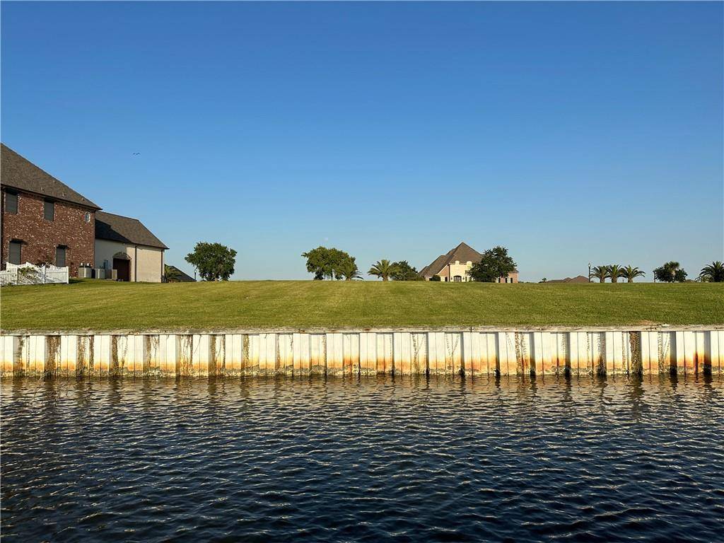 Slidell, LA 70461,2077 S LAKESHORE BLVD