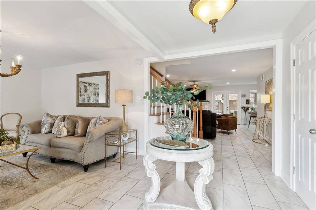 Kenner, LA 70065,822 CHAMPAGNE DR