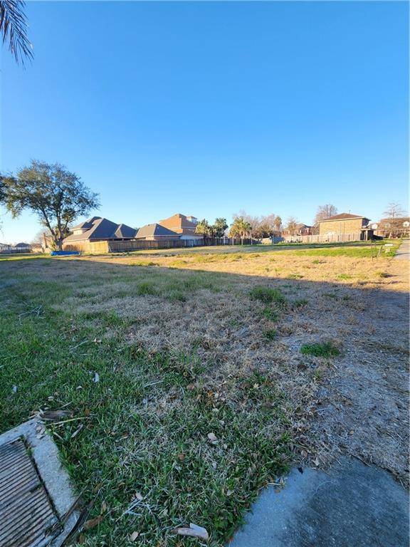 Chalmette, LA 70043,16 QUEENS CT