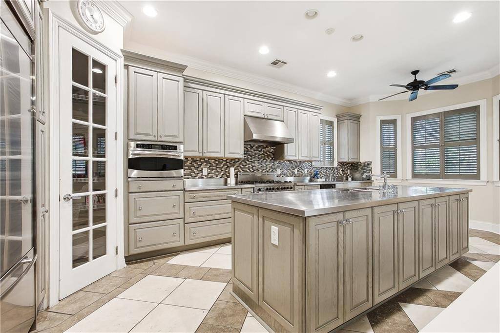 Harahan, LA 70123,91 COLONIAL CLUB DR