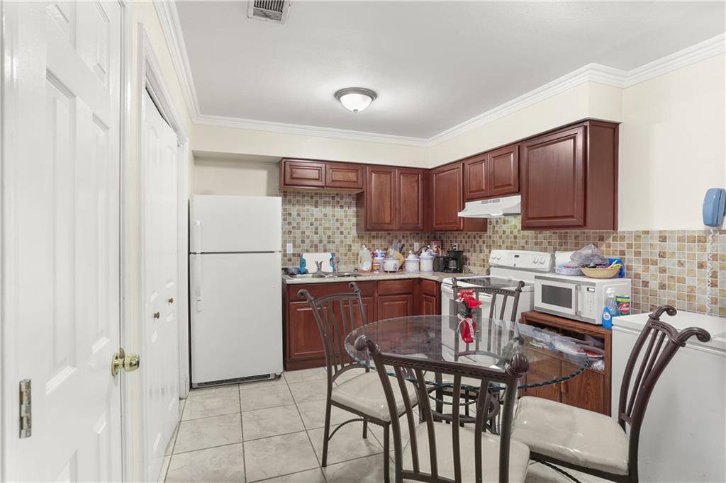 Marrero, LA 70072,5833 N OAK DR
