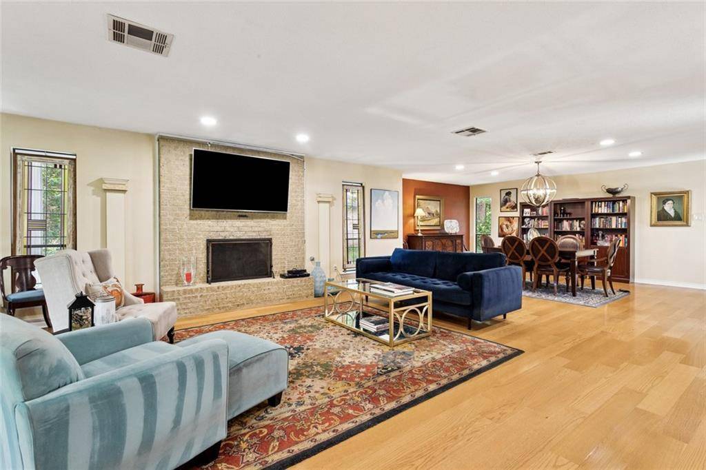 Mandeville, LA 70471,285 OAK DR