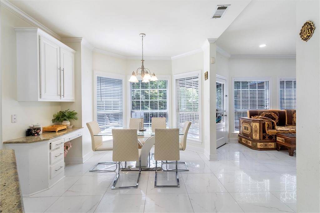 Baton Rouge, LA 70810,647 HIGHLAND OAKS DR