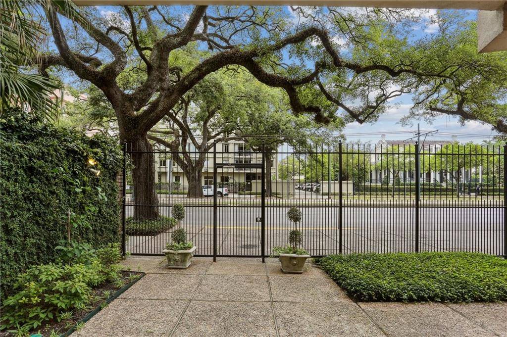 New Orleans, LA 70130,2511 ST CHARLES AVE #302