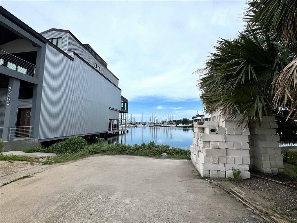 New Orleans, LA 70124,7690 & 7700 BREAKWATER DR