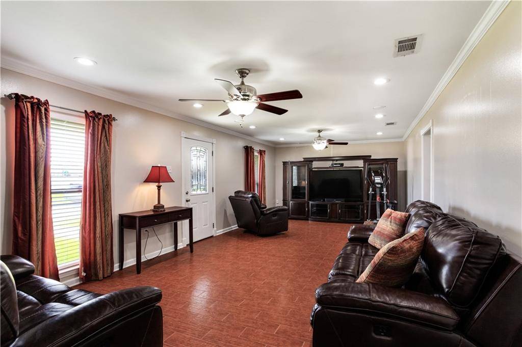 Violet, LA 70092,2112 LIVACCARI DR