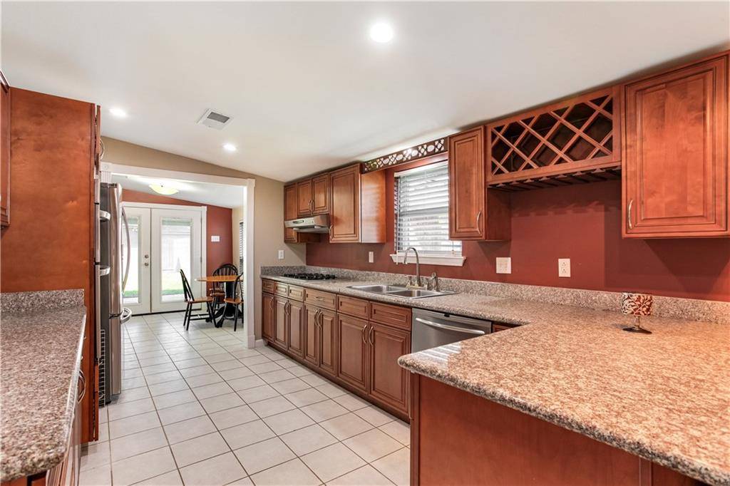 Violet, LA 70092,2112 LIVACCARI DR