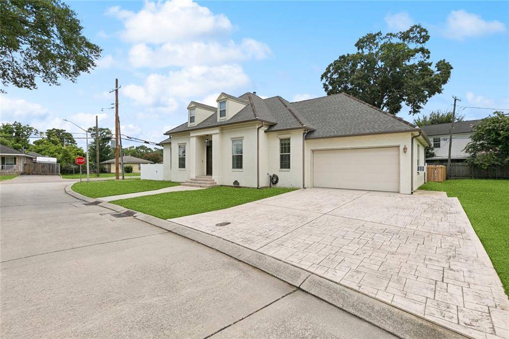 Metairie, LA 70003,2 LAUX MANOR DR