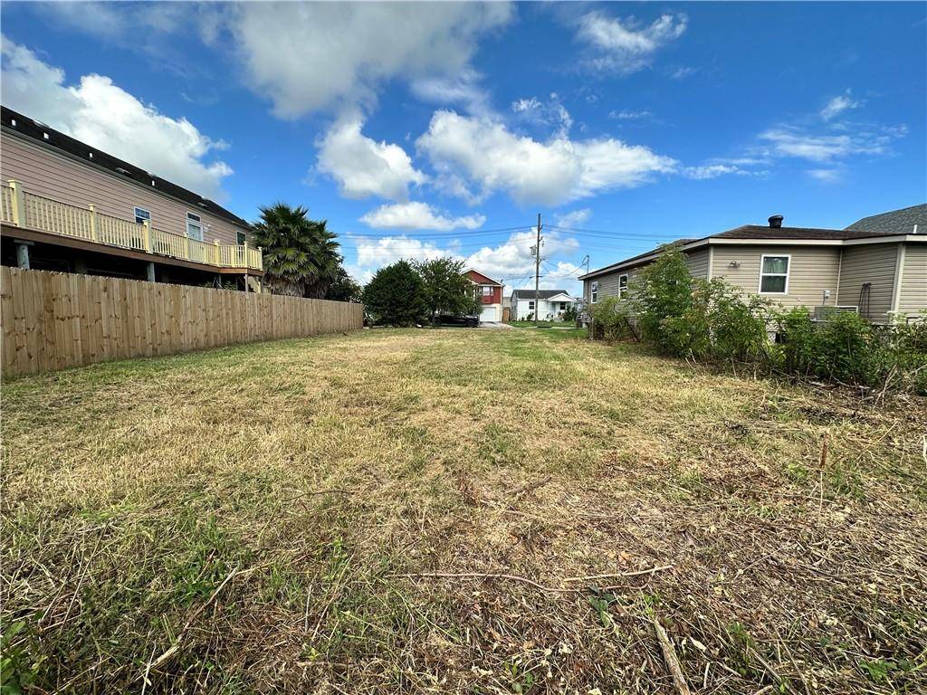 New Orleans, LA 70122,6017 WARRINGTON DR