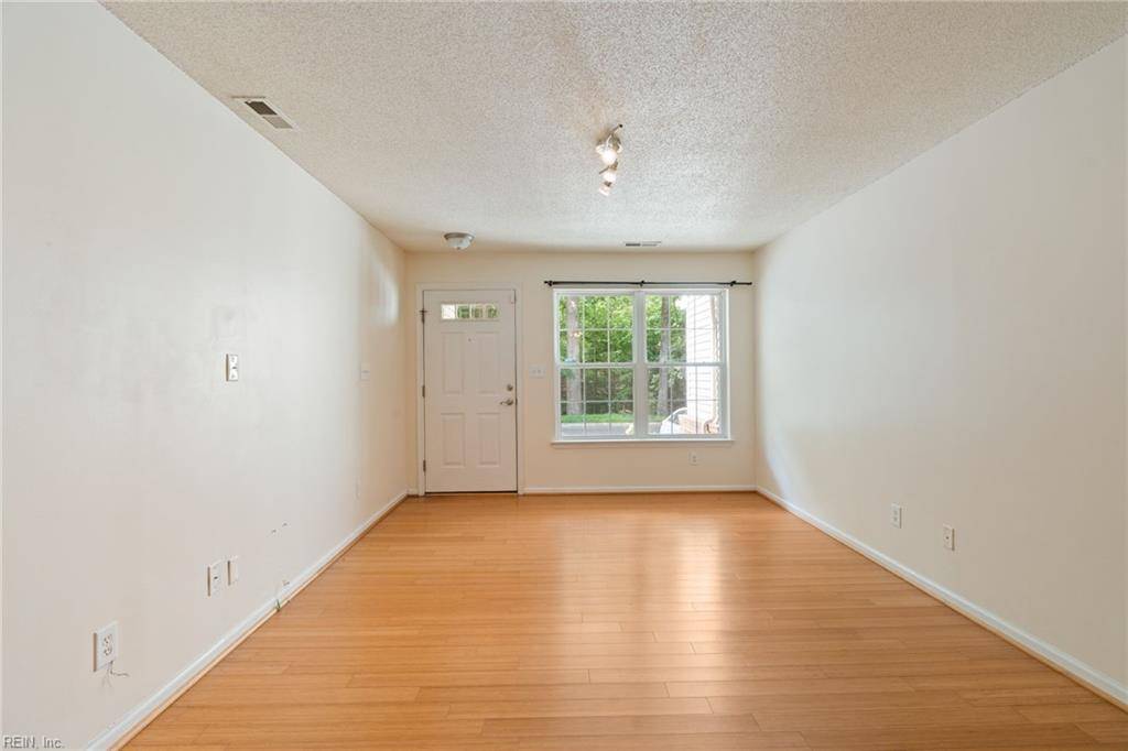 Yorktown, VA 23692,206 Bridge LN