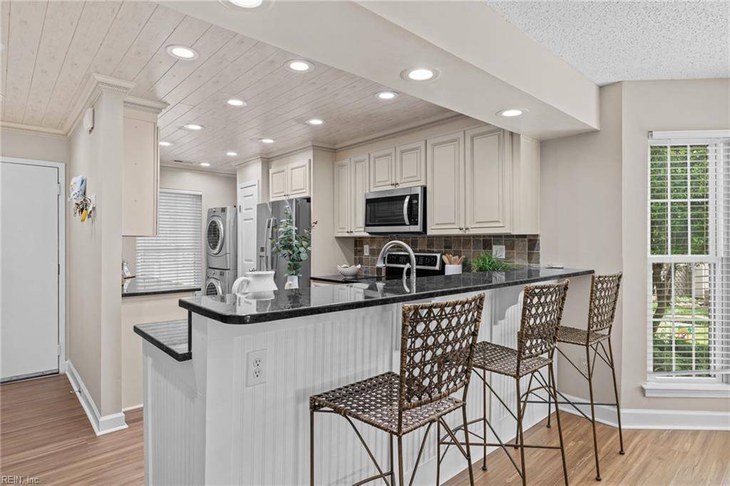 Virginia Beach, VA 23451,401 Harbour PT #101