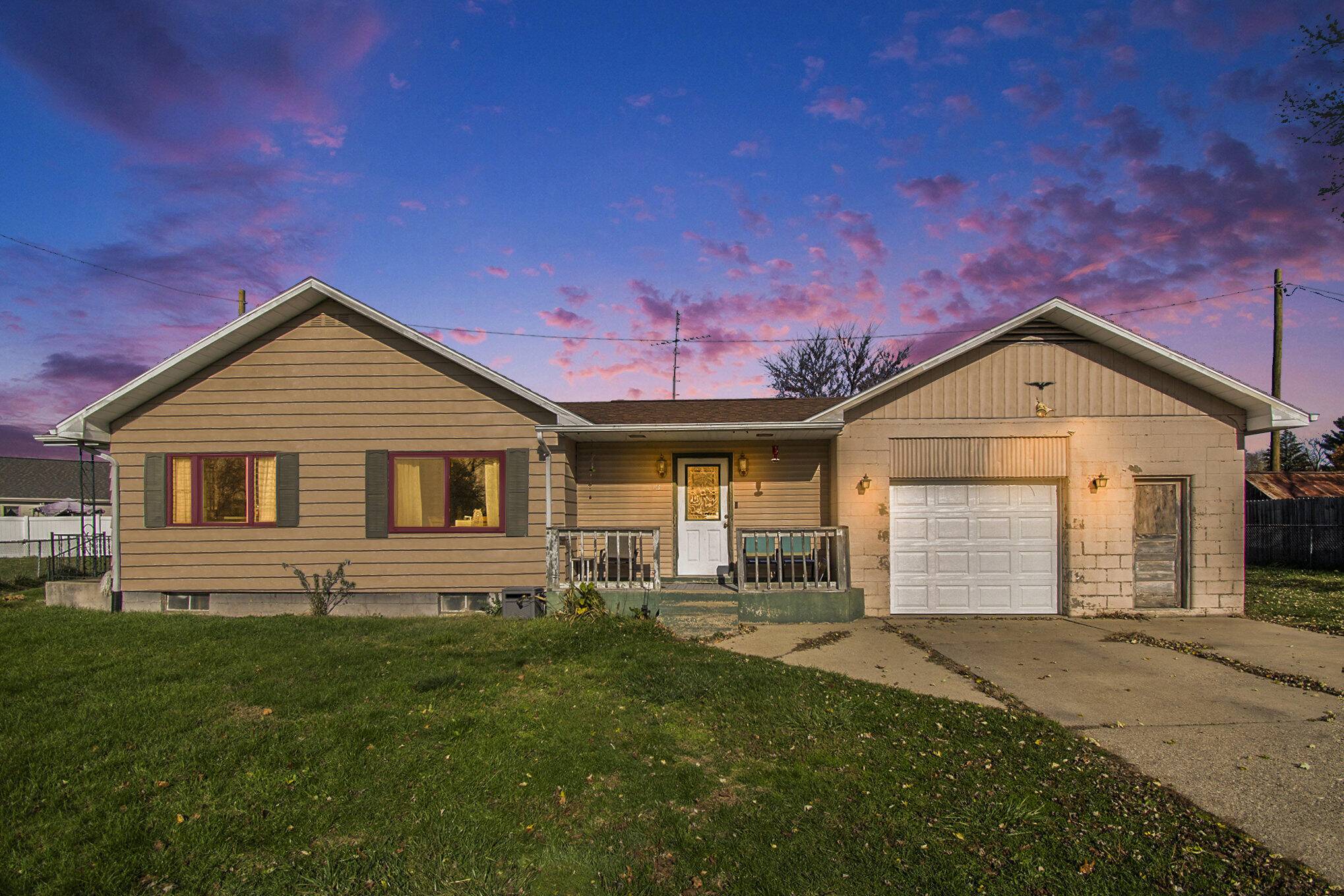 Walkerton, IN 46574,1004 Illinois ST