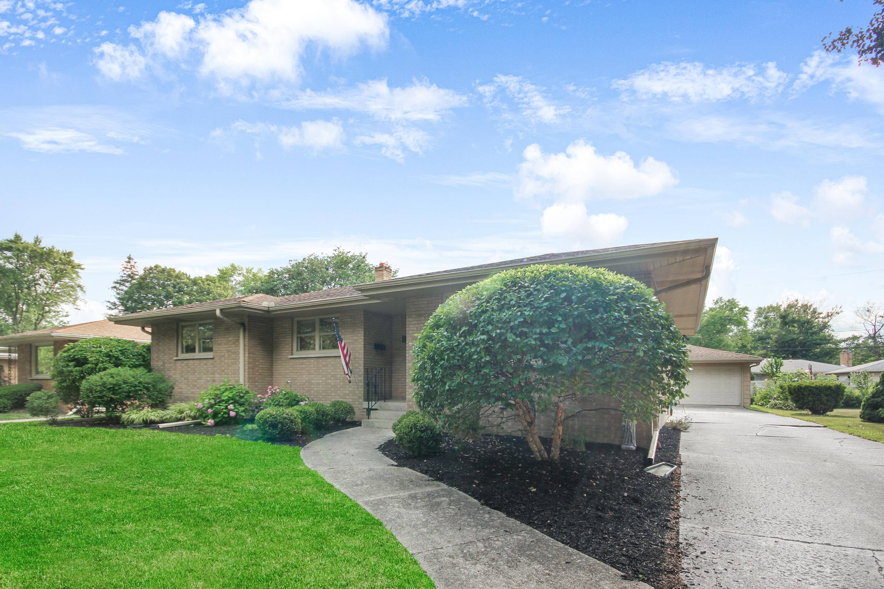Munster, IN 46321,8612 Hohman AVE