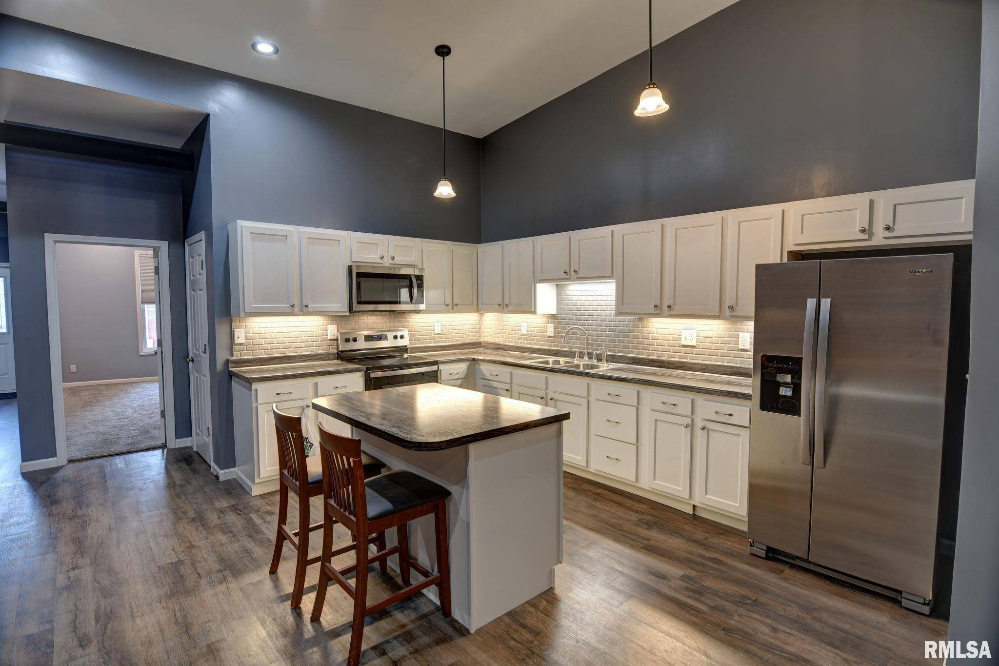 Taylorville, IL 62568,100 E MARKET ST #102