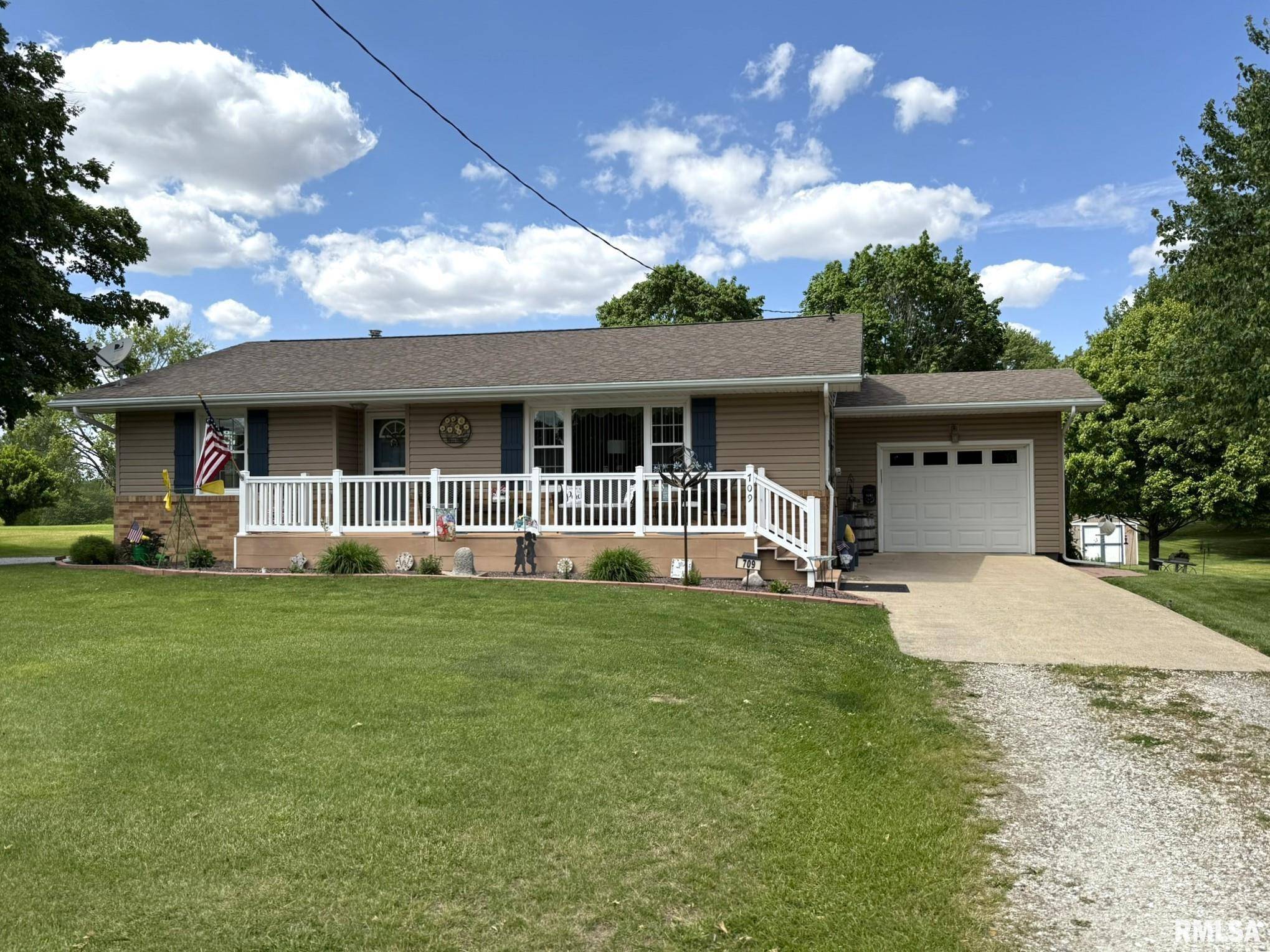 Abingdon, IL 61410,709 W MONMOUTH ST