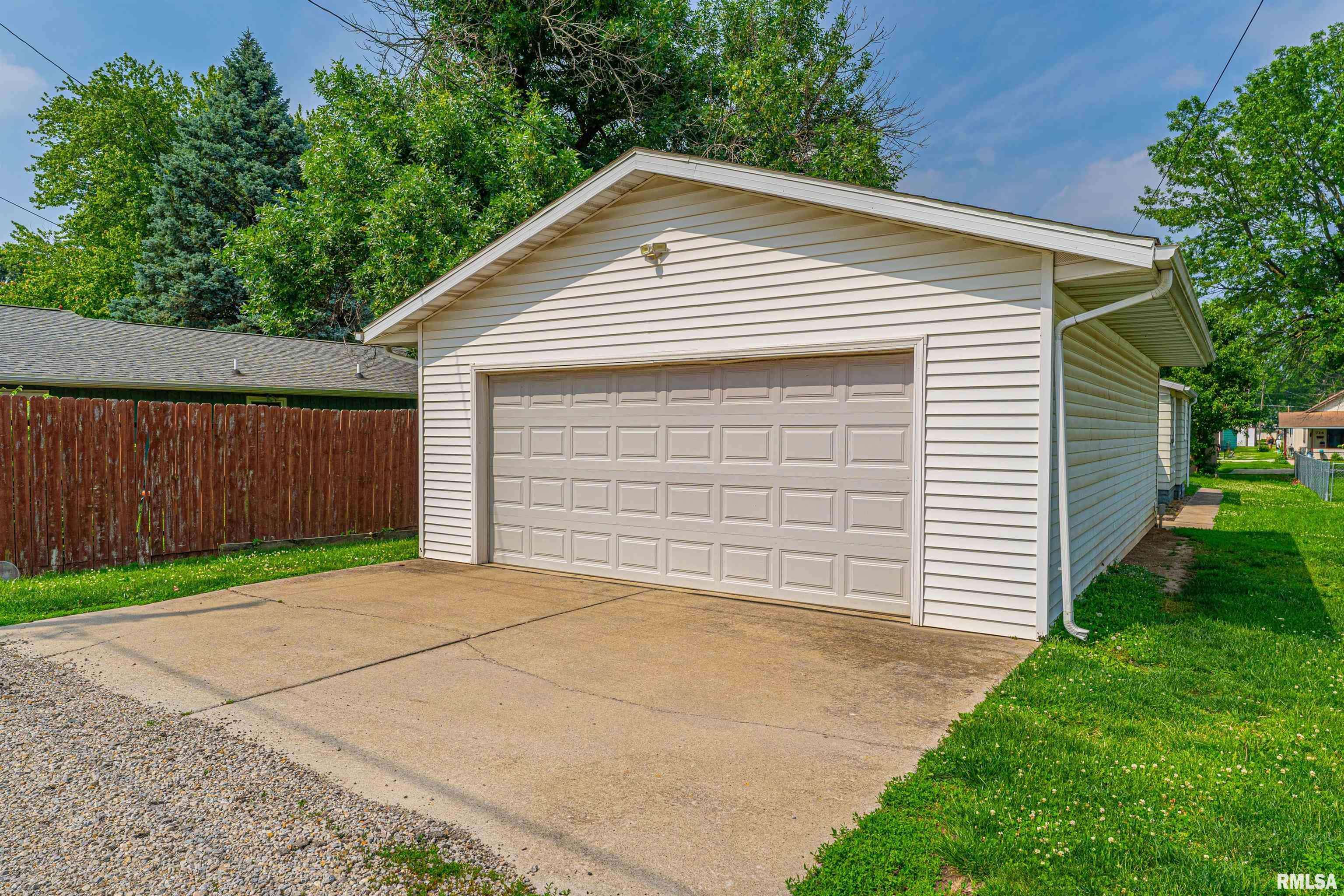 Lincoln, IL 62656,709 DECATUR ST