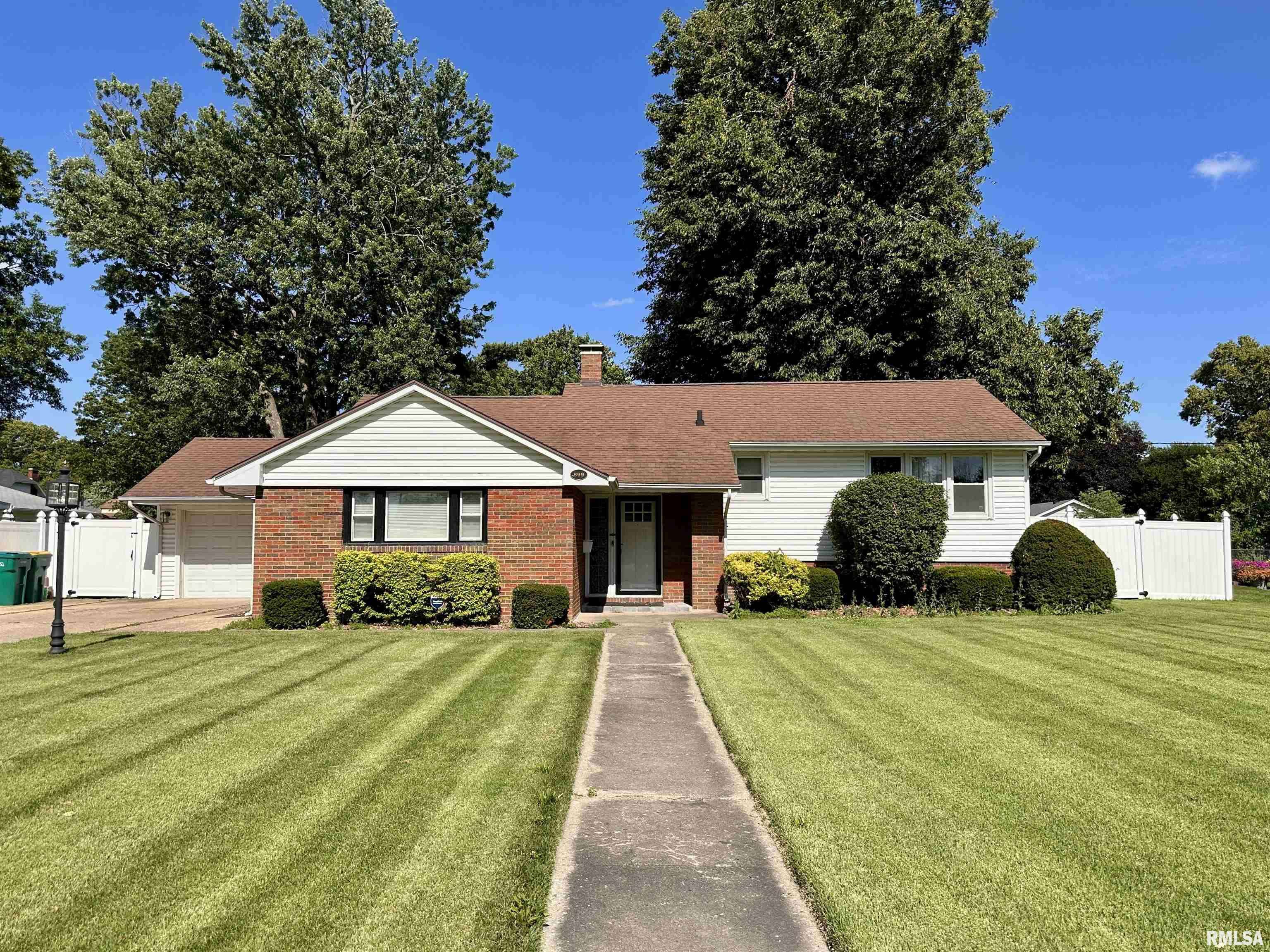 Galesburg, IL 61401,899 MONROE ST