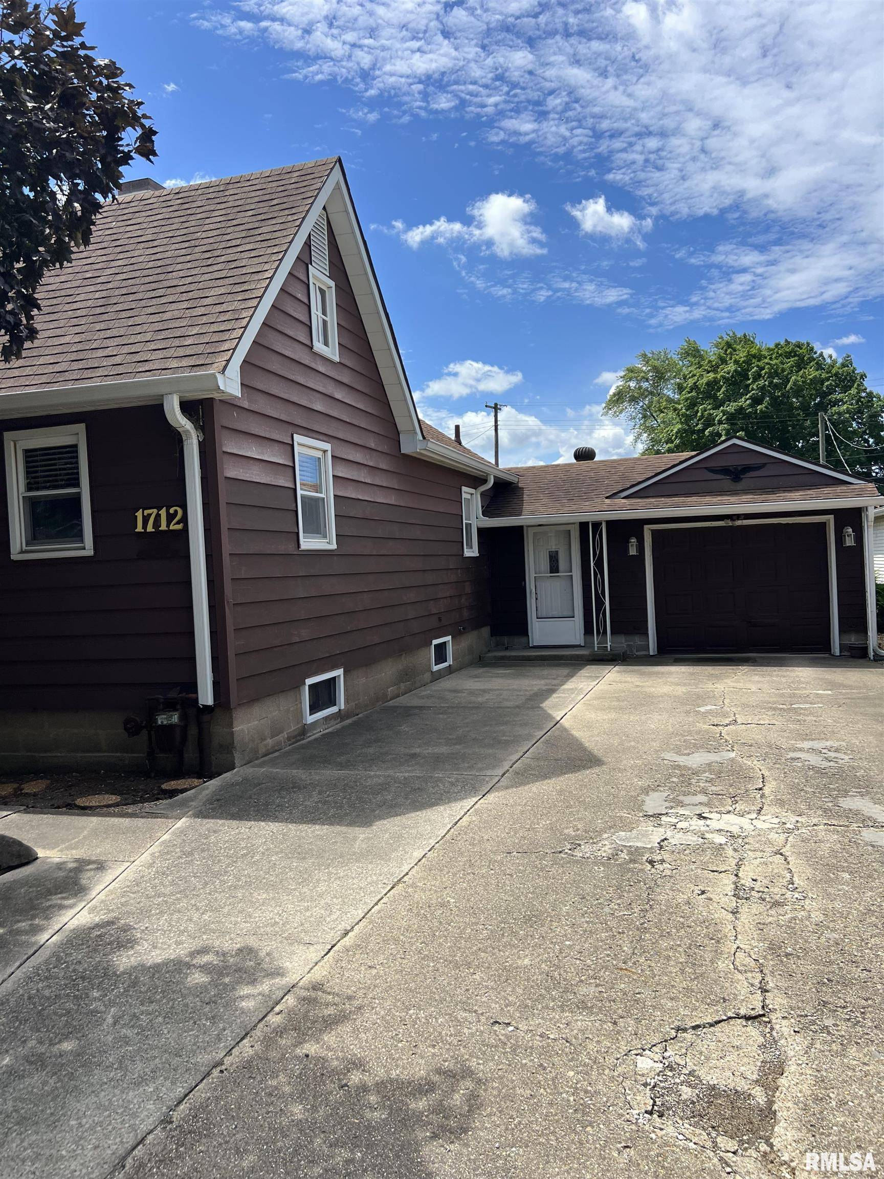 Clinton, IL 61727,1712 E WASHINGTON ST