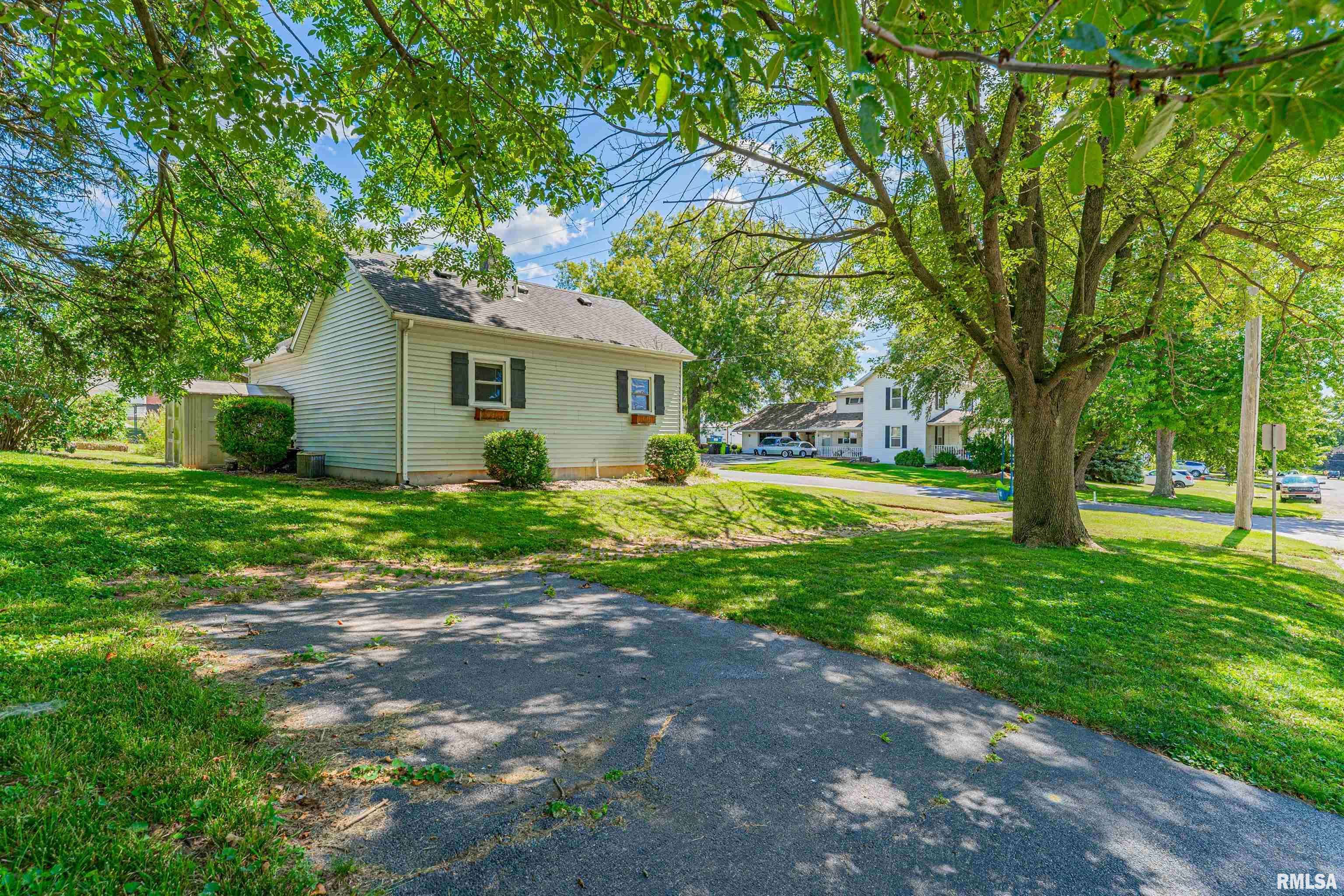 Mt Pulaski, IL 62548,121 W WAYNE ST