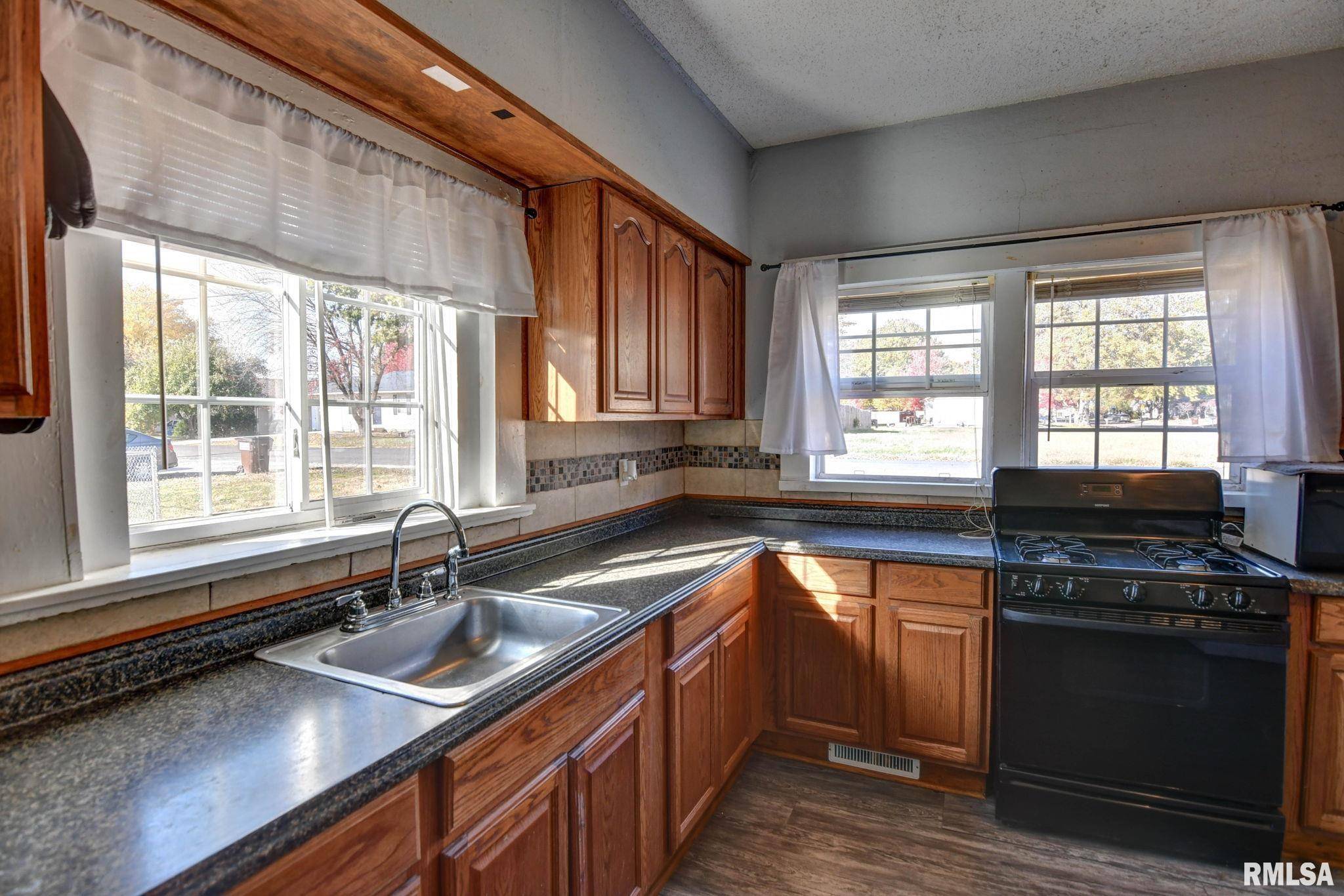 Taylorville, IL 62568,517 N PINE ST