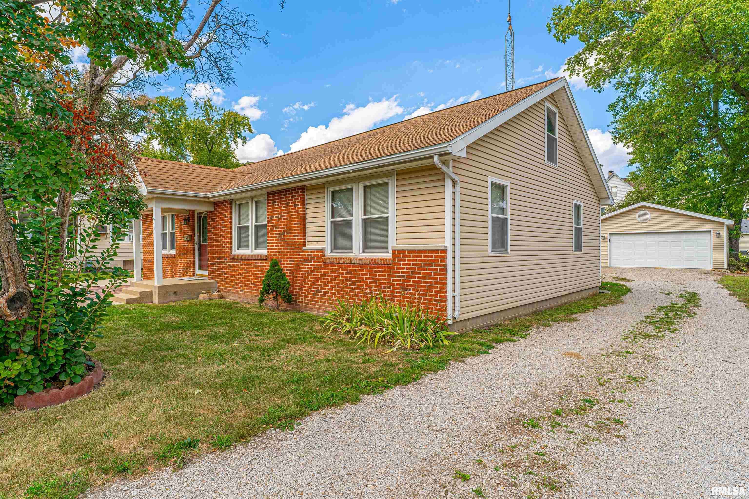 Clinton, IL 61727,701 W ADAMS ST