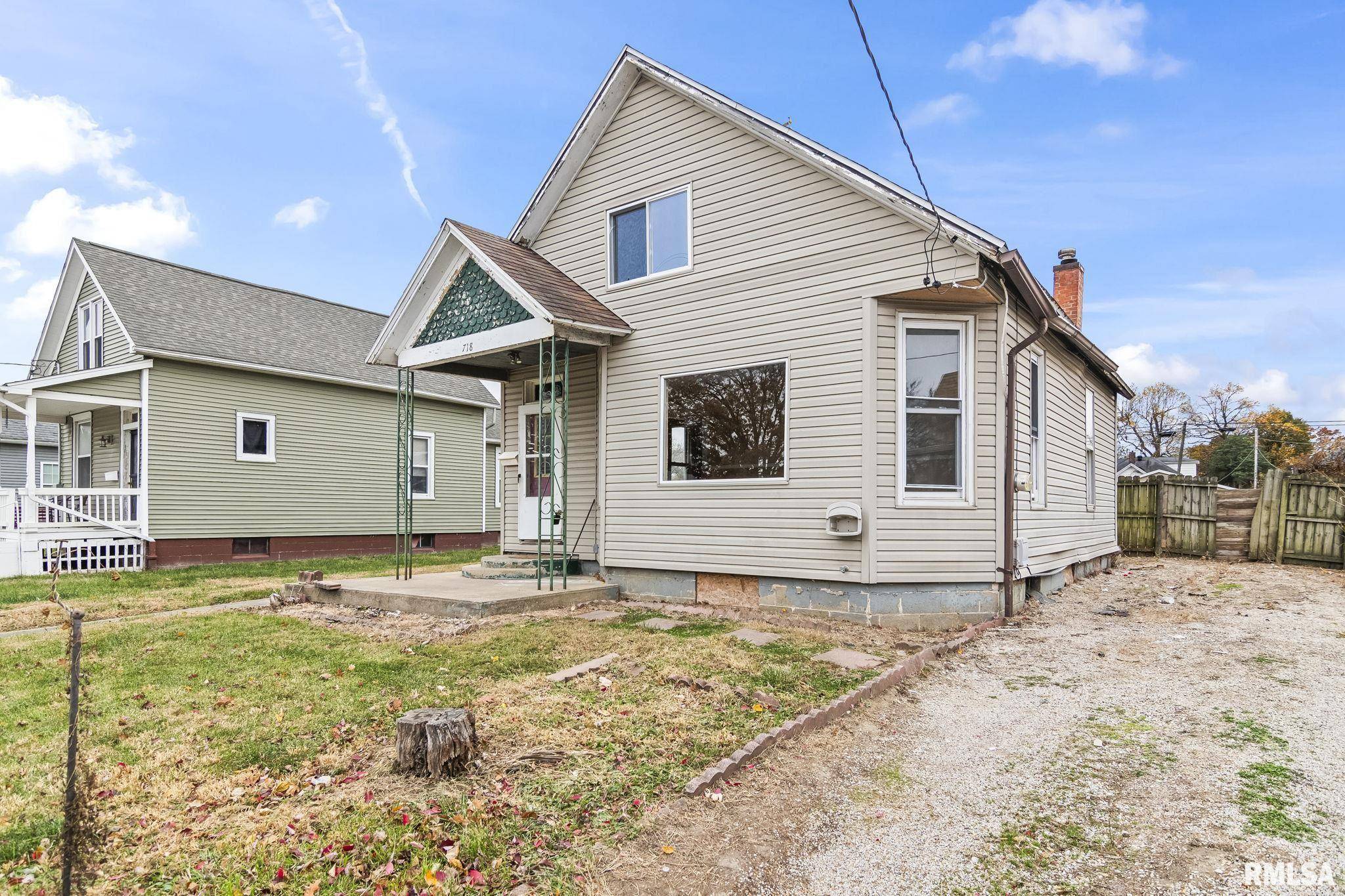 Taylorville, IL 62658,718 W England ST