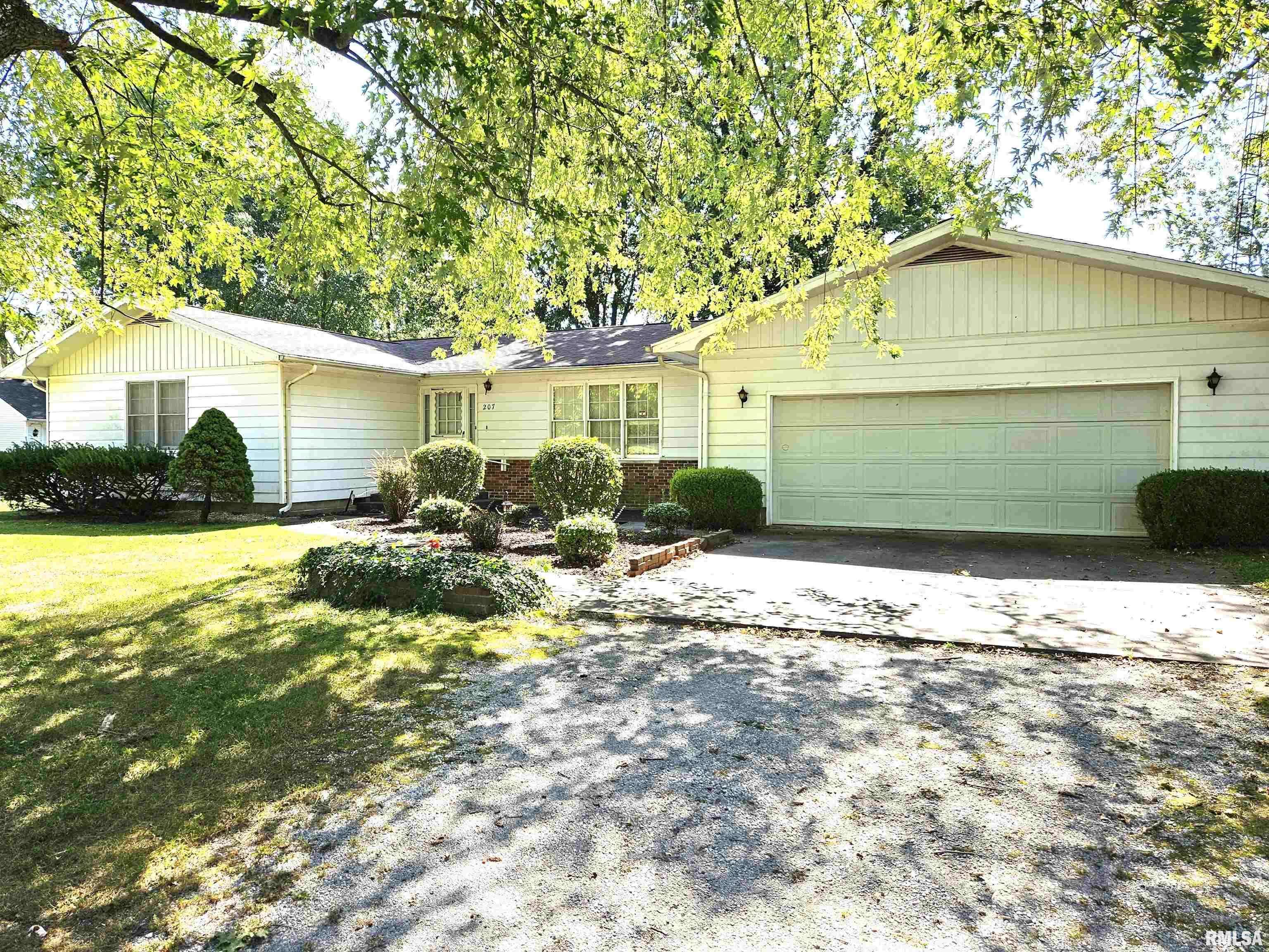 Xenia, IL 62899,207 W 3RD ST