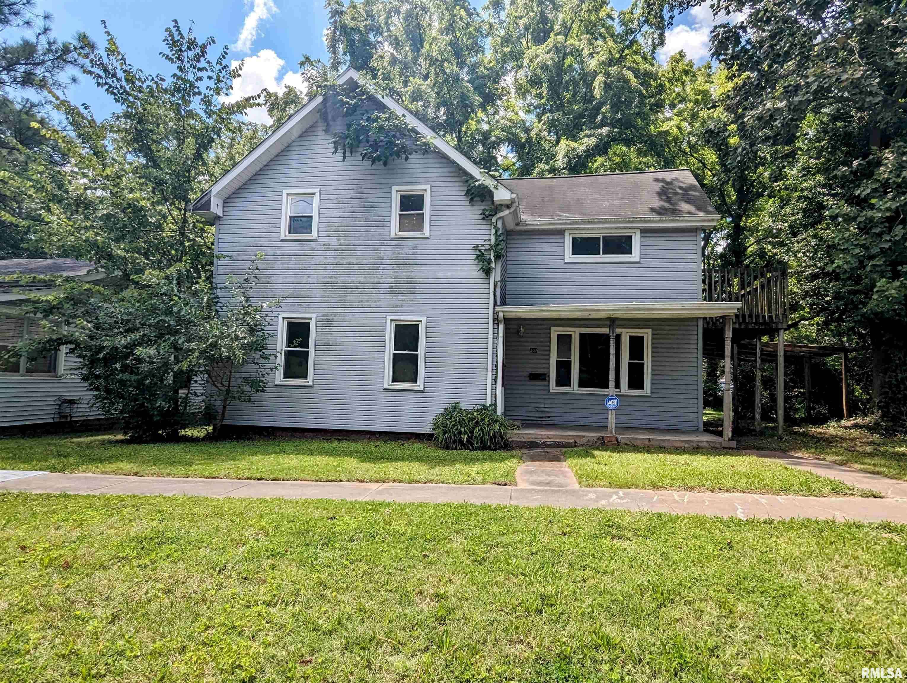 Carbondale, IL 62901,207 E OAK ST