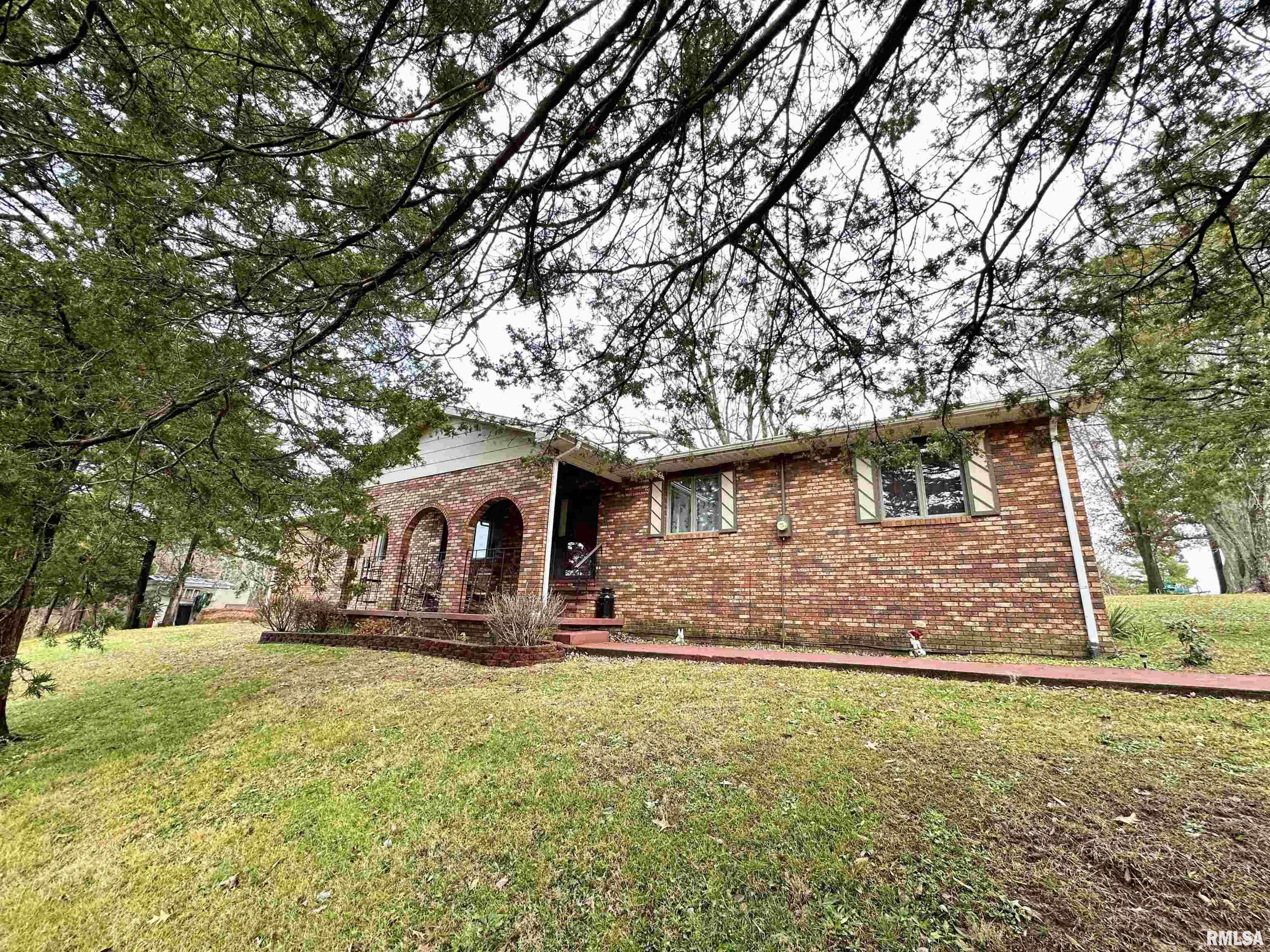 West Frankfort, IL 62896,1807 E Saint Louis ST