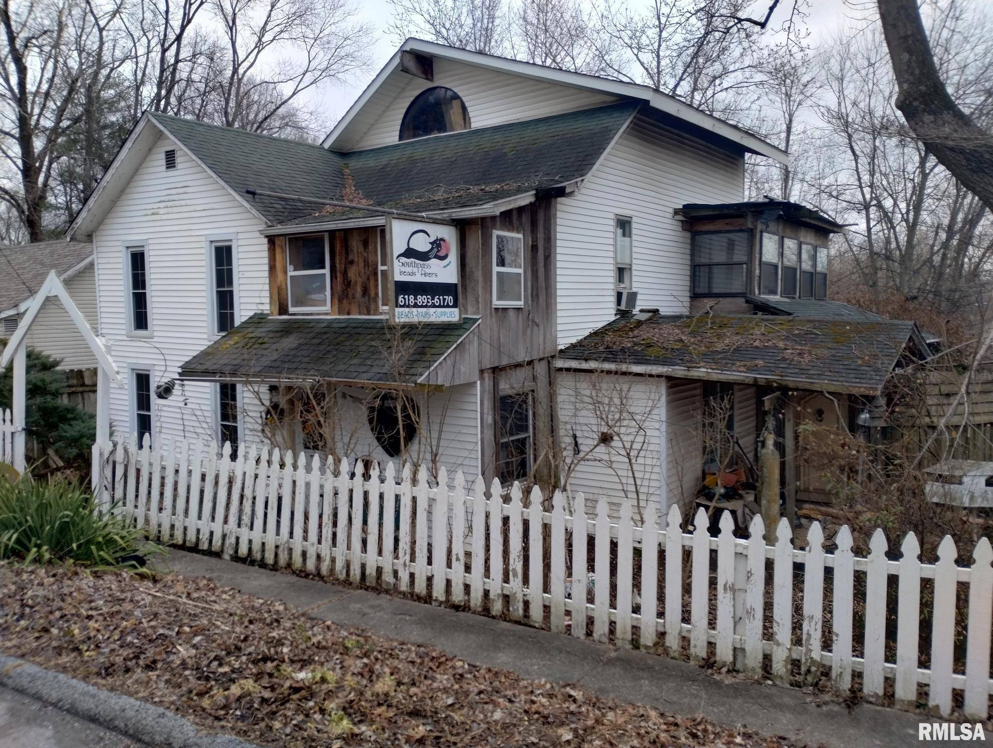 Cobden, IL 62920,203 E ASH ST