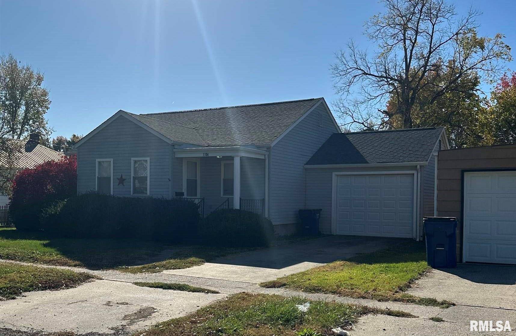 West Frankfort, IL 62896,1104 E OAK ST