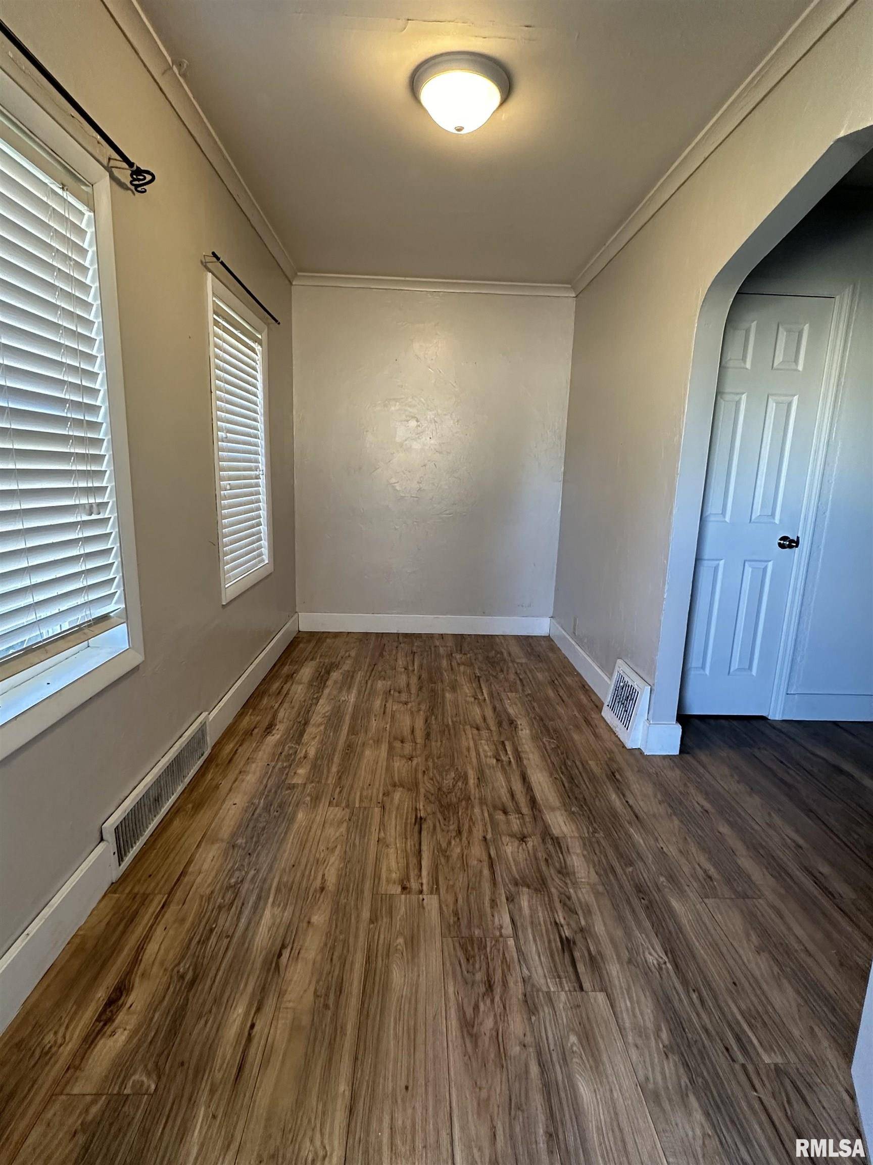 West Frankfort, IL 62896,1104 E OAK ST