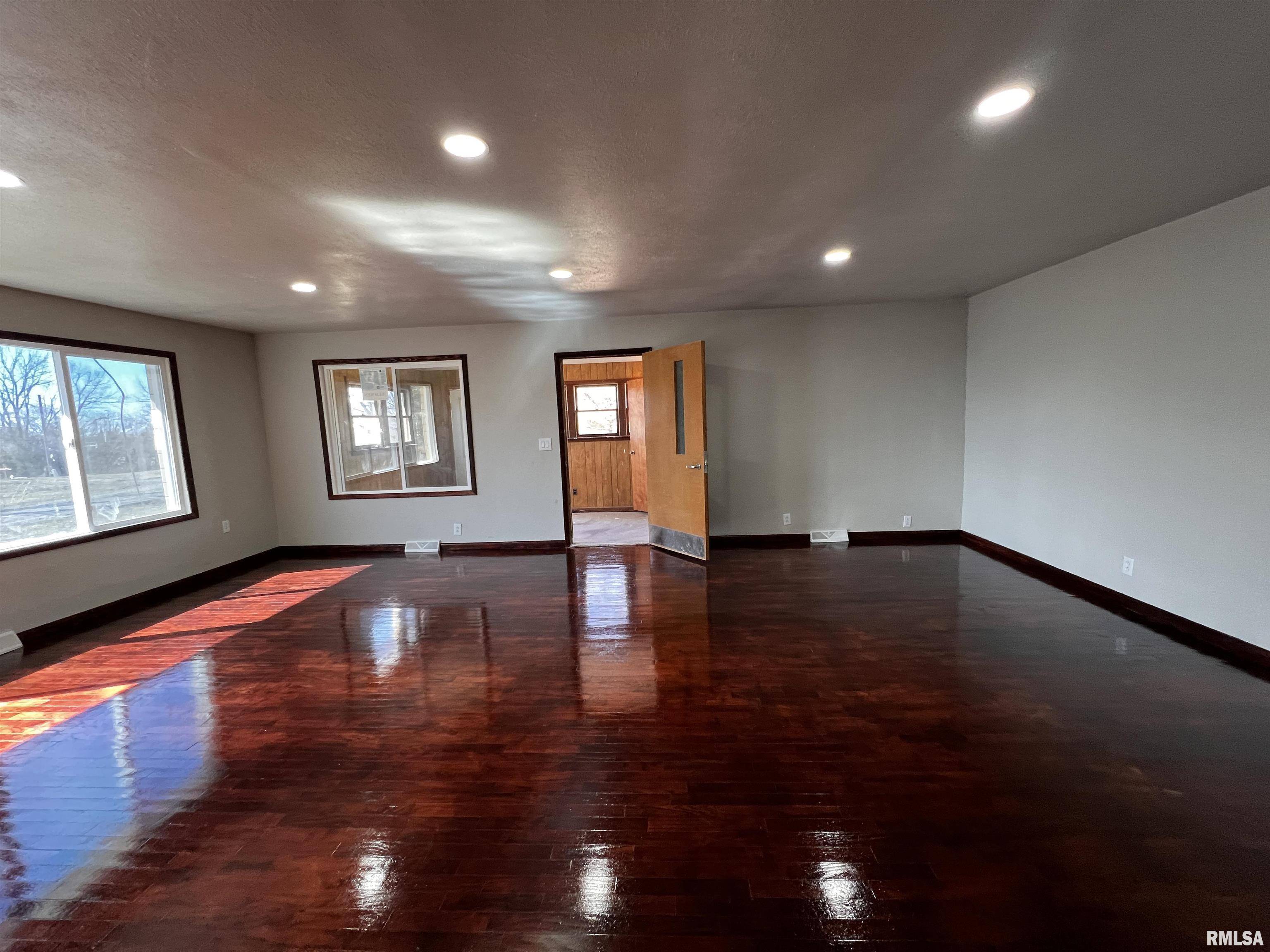 Vienna, IL 62995,7390 N US 45 HWY
