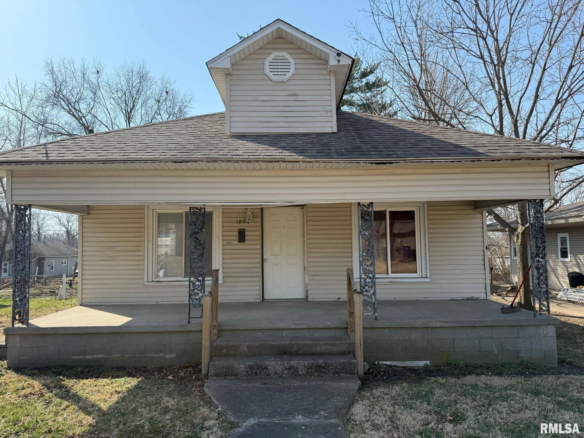 West Frankfort, IL 62896-3165,1804 E OAK ST