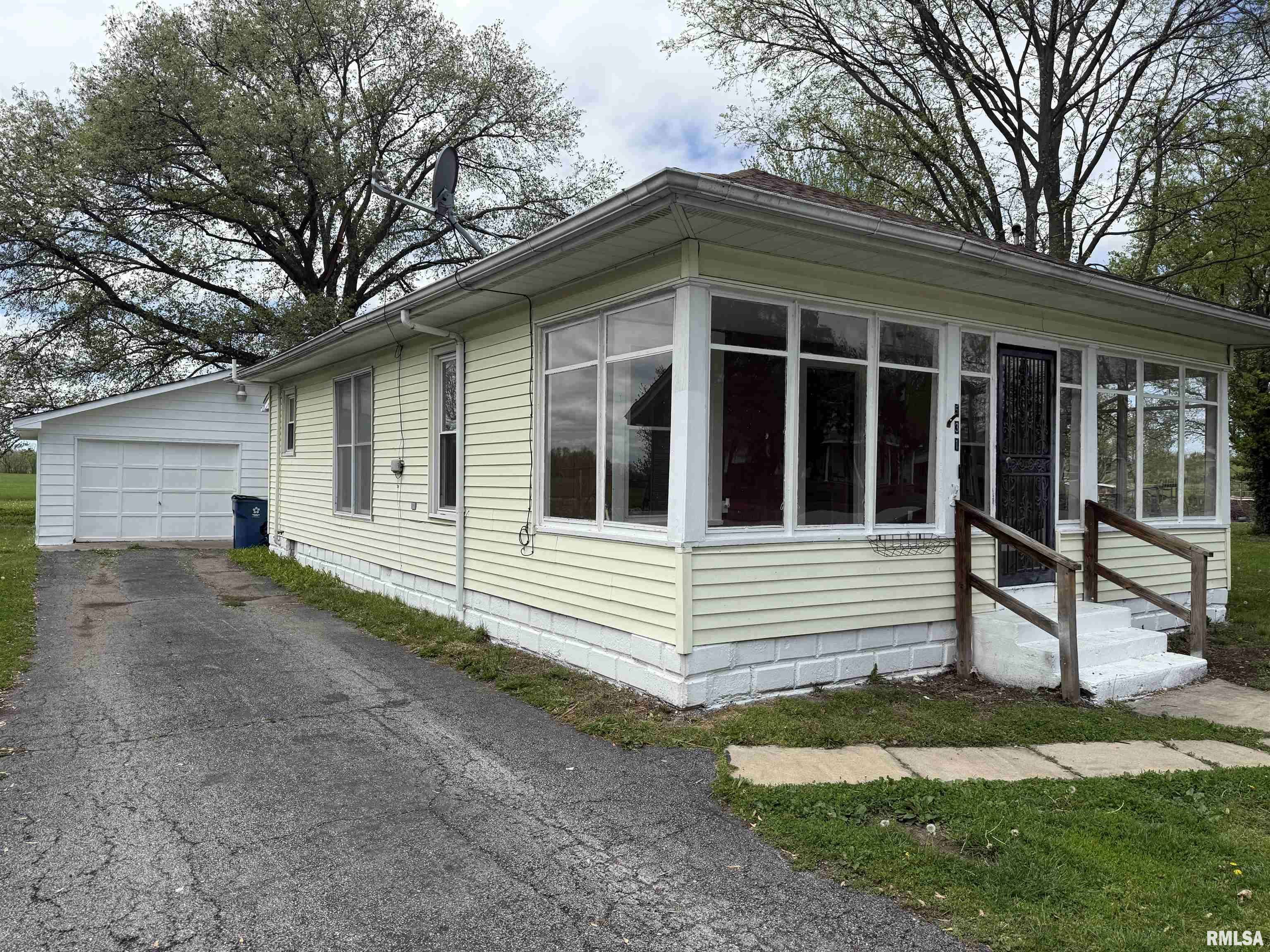 Hurst, IL 62949,531 N BUSH AVE