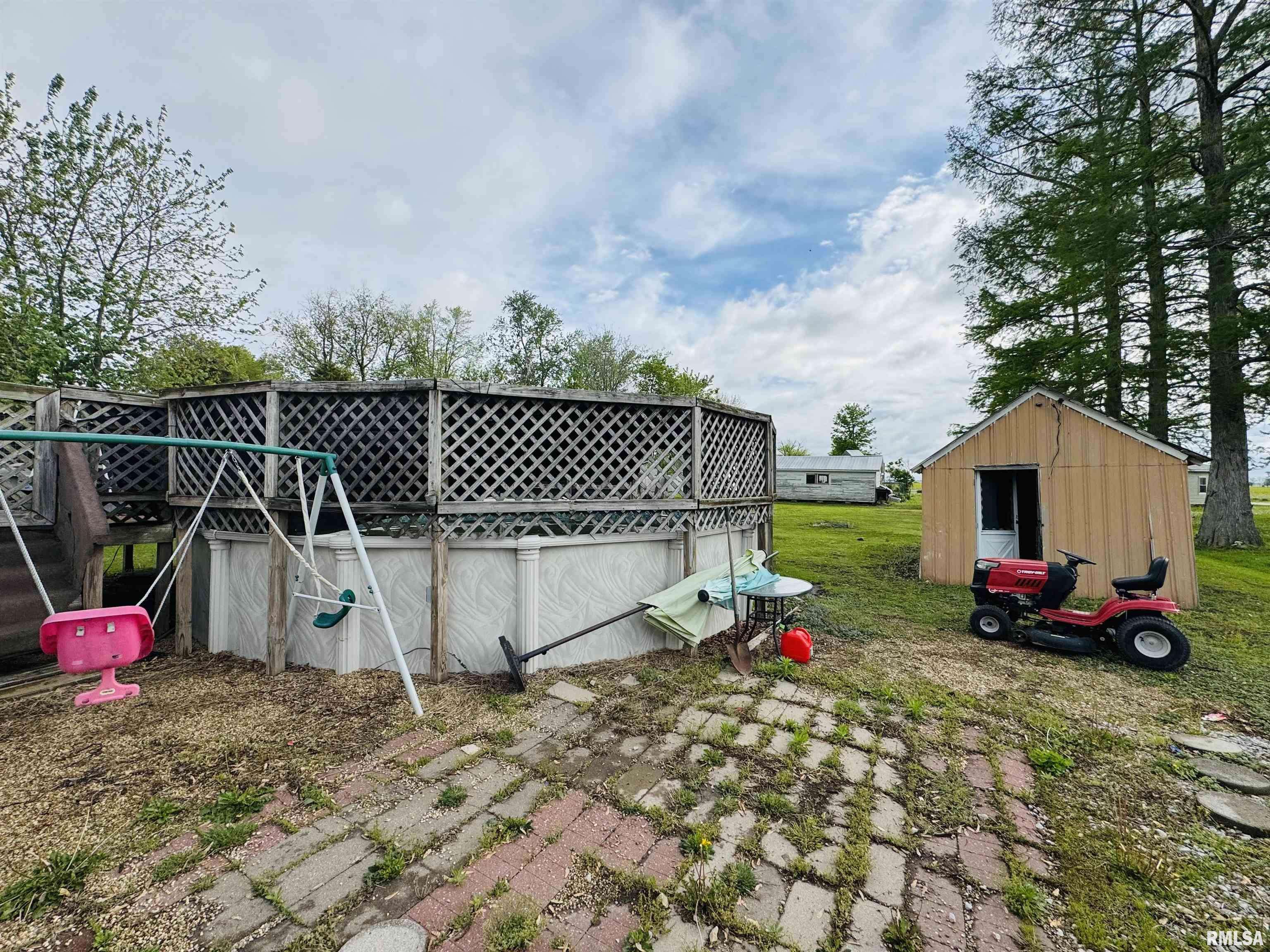 Farina, IL 62838,414 E MONROE AVE
