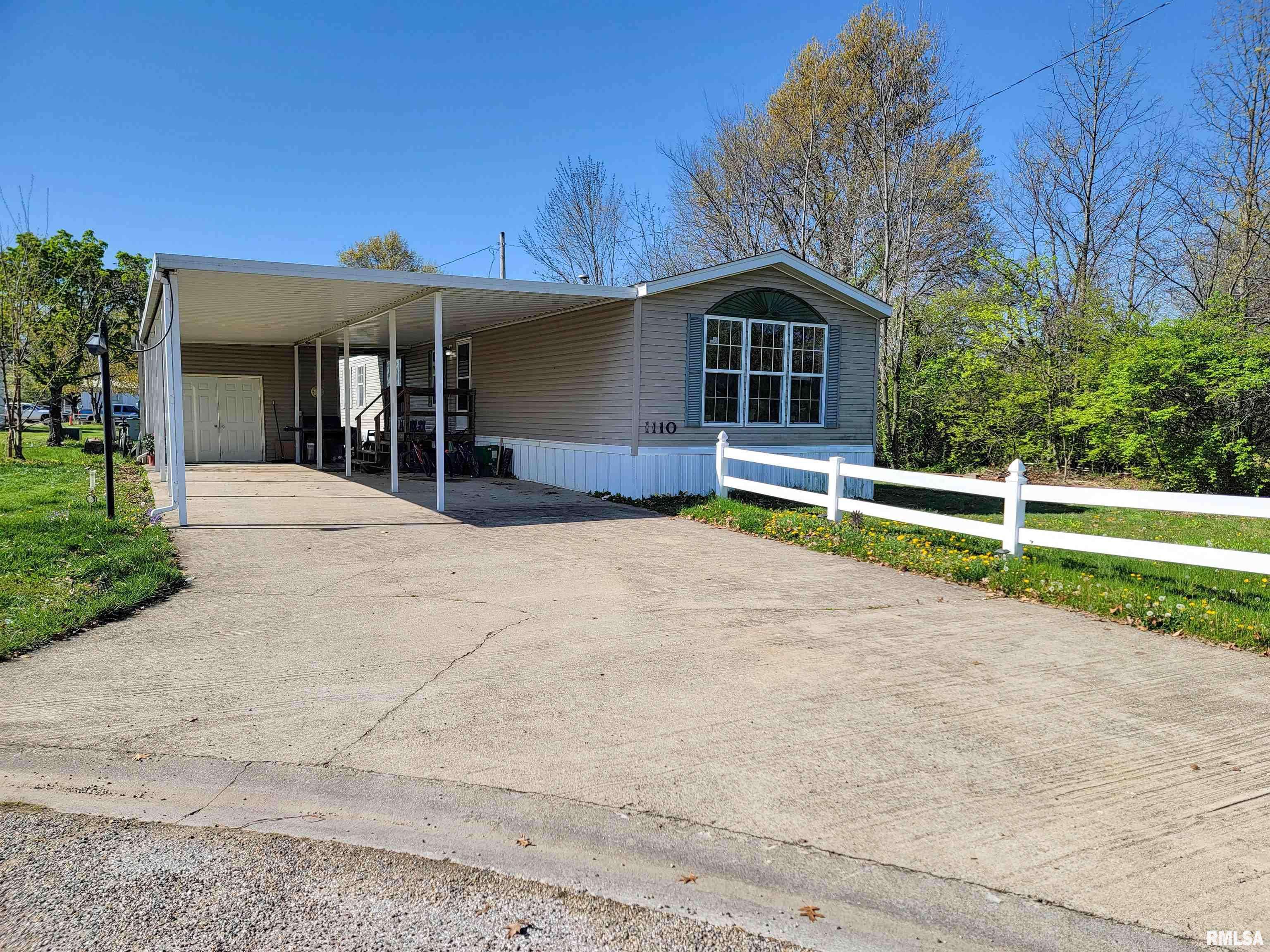 Flora, IL 62839,1110 W 7TH ST