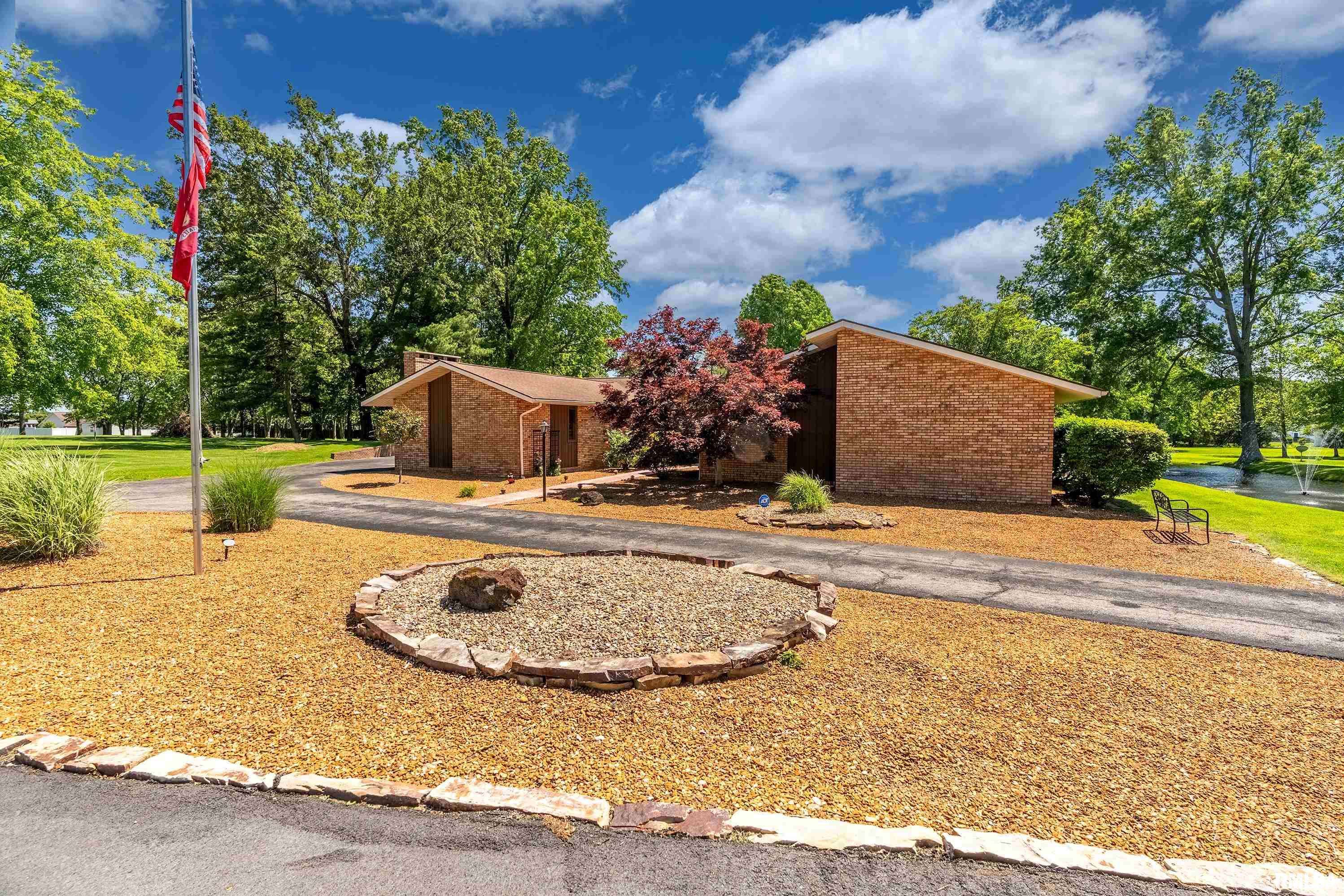 Marion, IL 62959,415 E Reichert DR