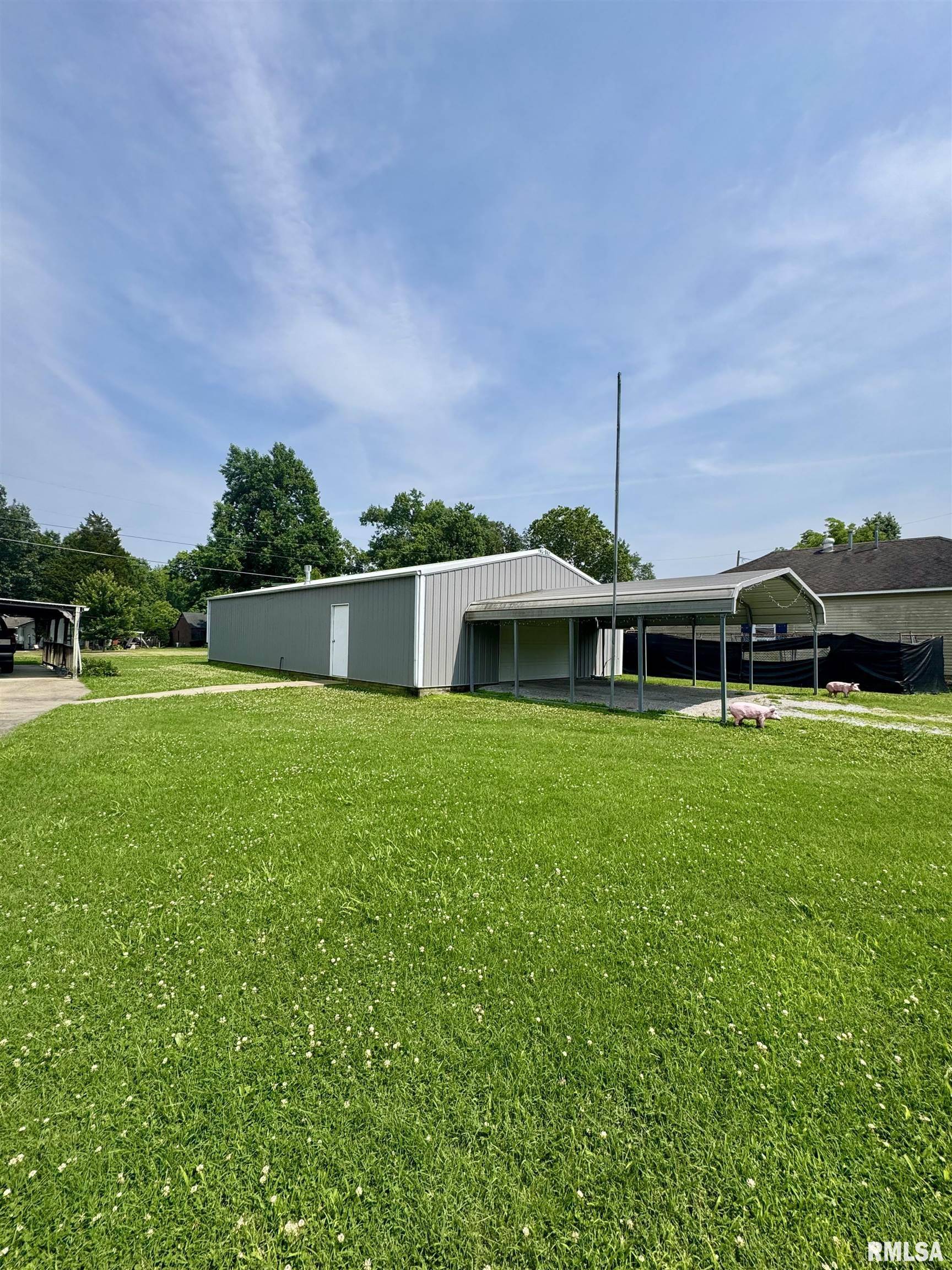 West Frankfort, IL 62896,606 N ORCHARD ST