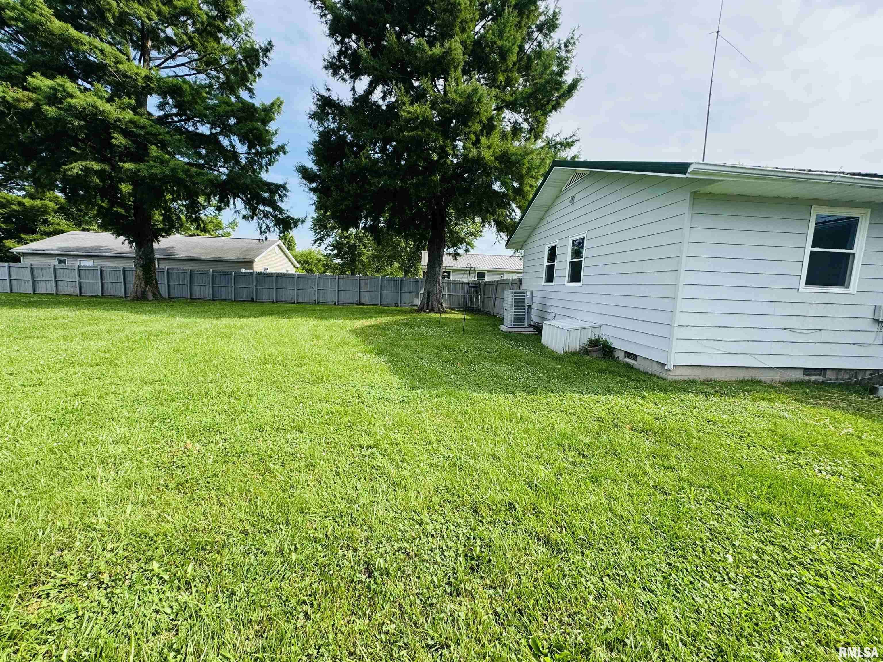 Salem, IL 62807,3323 Selmaville RD