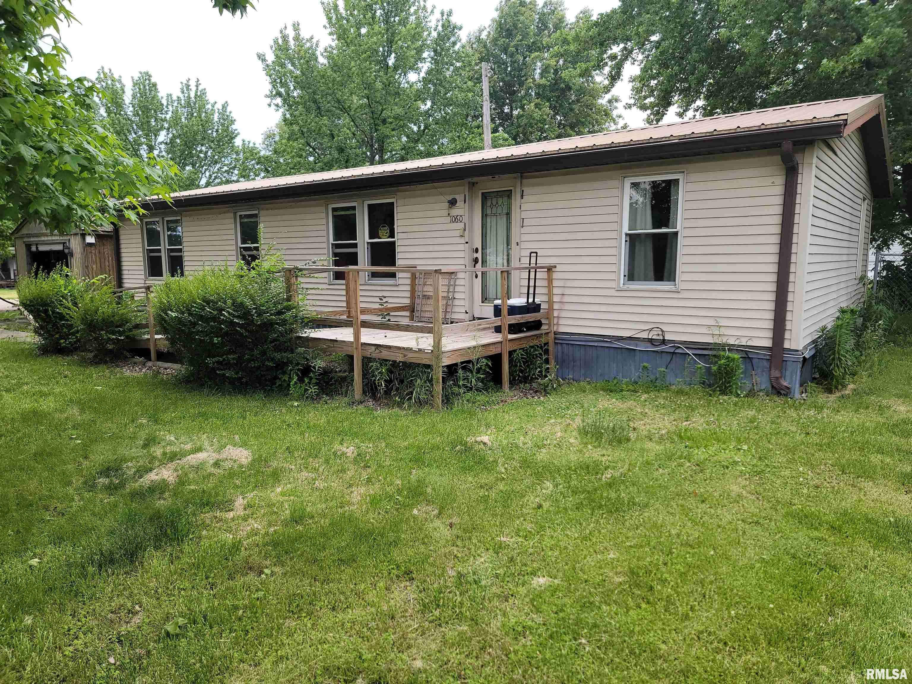 Flora, IL 62839,1060 W 5TH ST