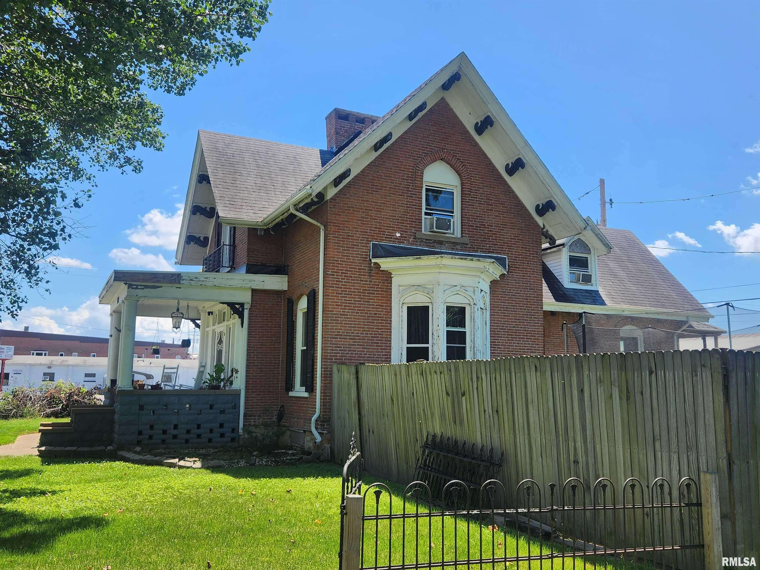 Duquoin, IL 62832,107 N DIVISION ST