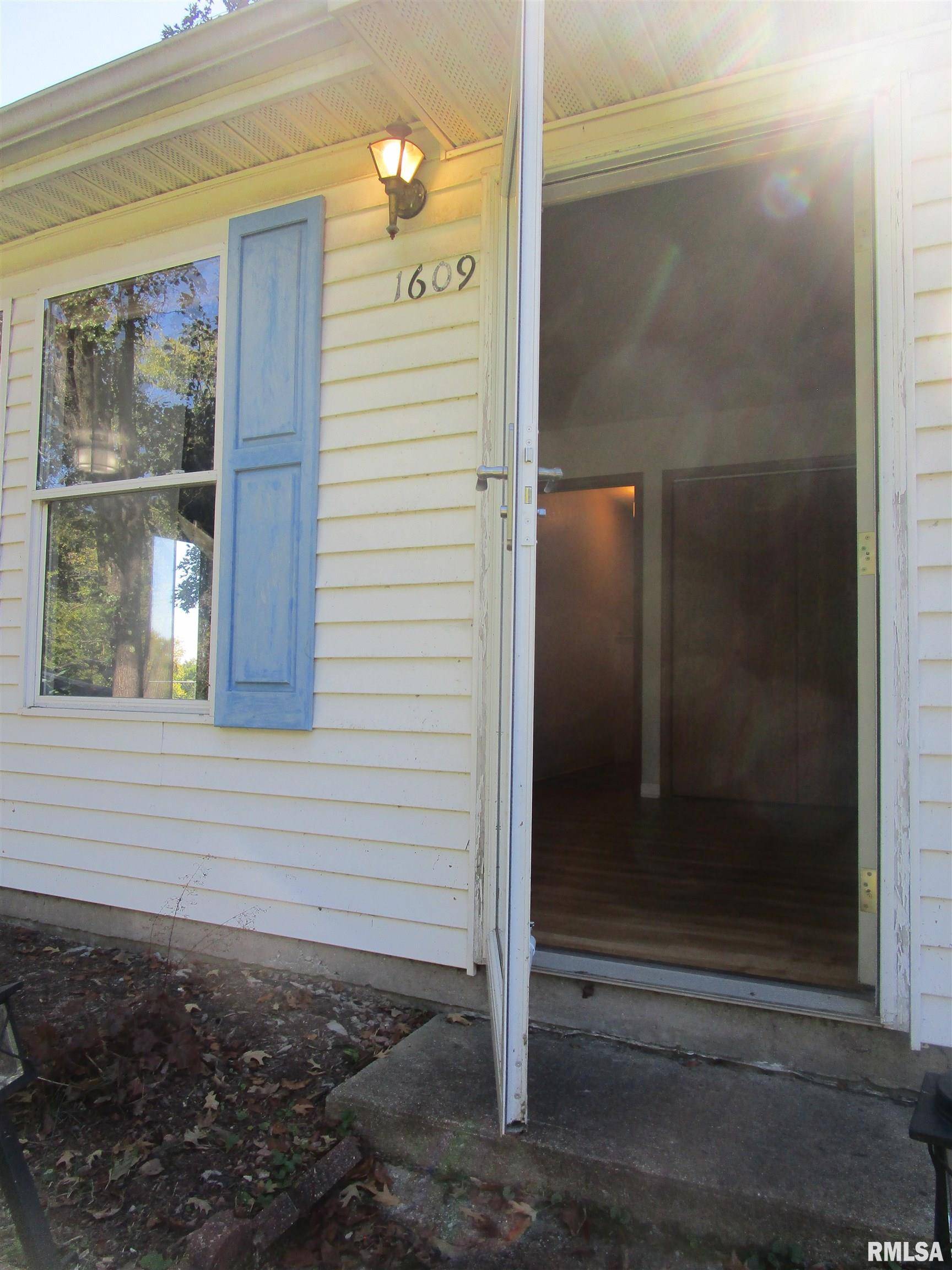 Carmi, IL 62821,1609 E HILLCREST AVE