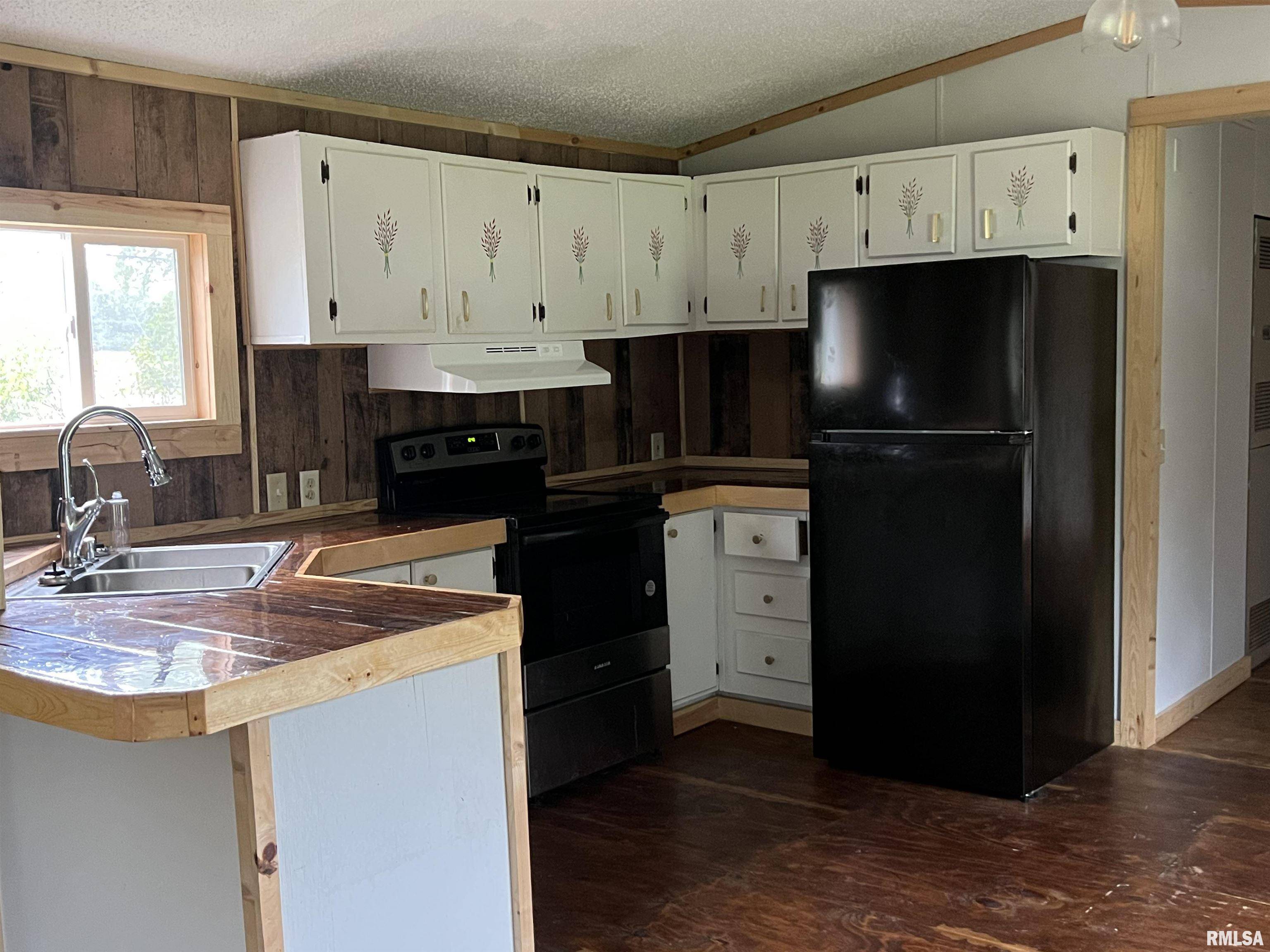 Kinmundy, IL 62854,401 N MONROE ST