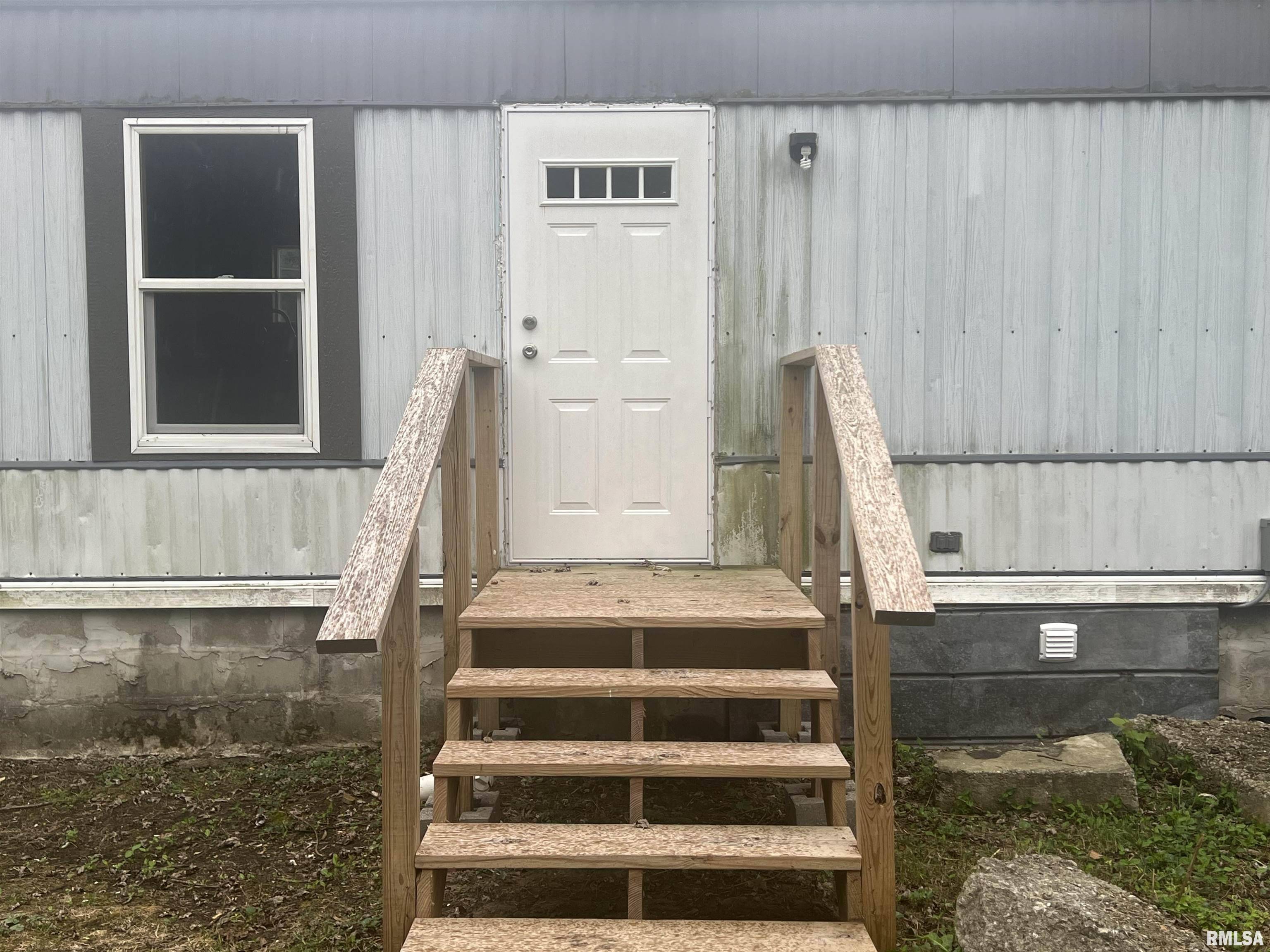 Kinmundy, IL 62854,401 N MONROE ST