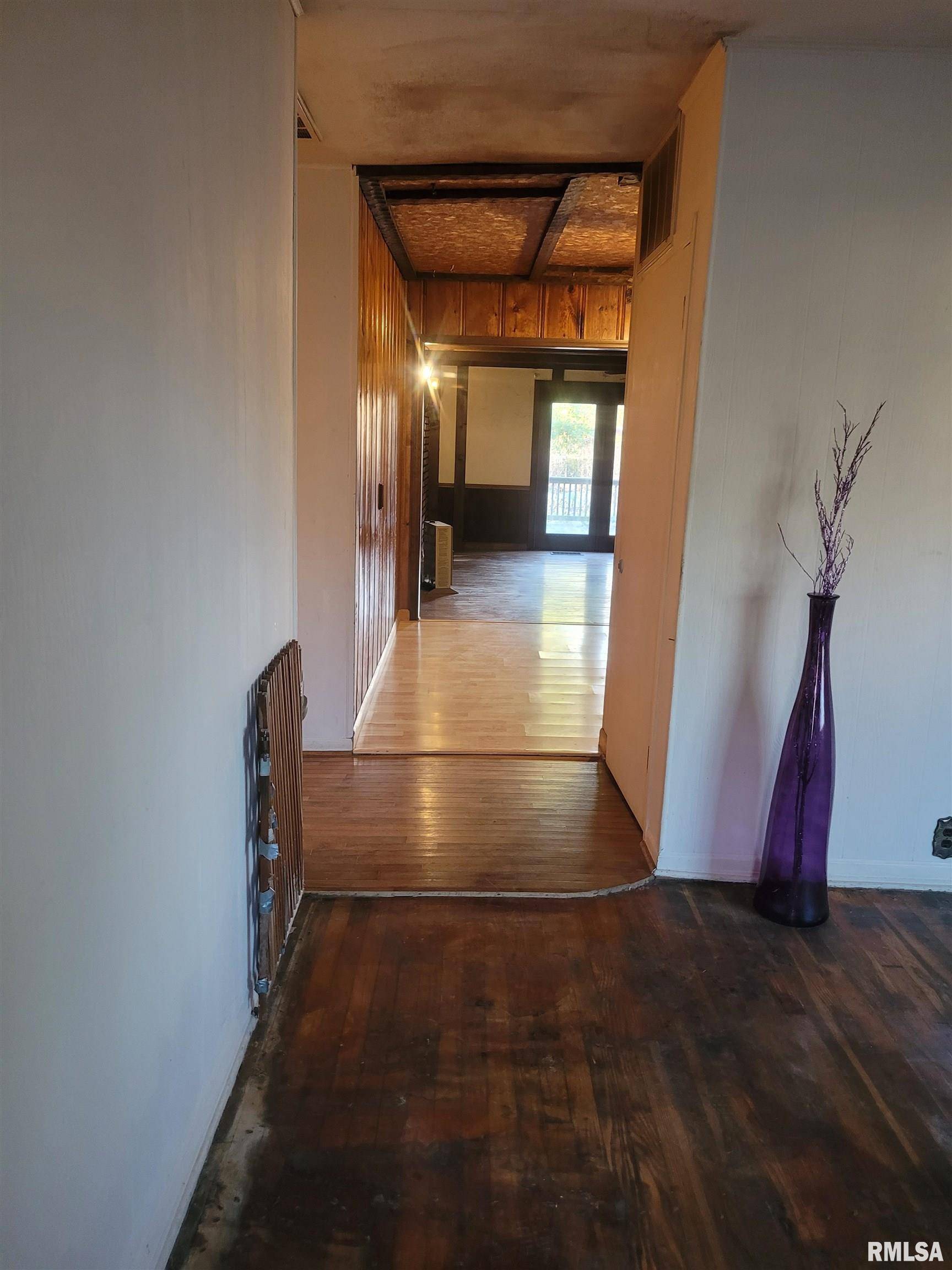 Bonnie, IL 62816,385 W 3RD ST