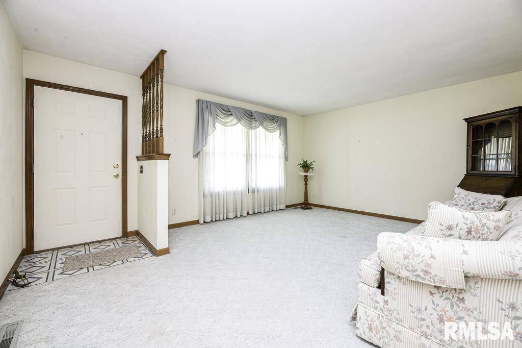 East Peoria, IL 61611,6 KNOLLCREST CT
