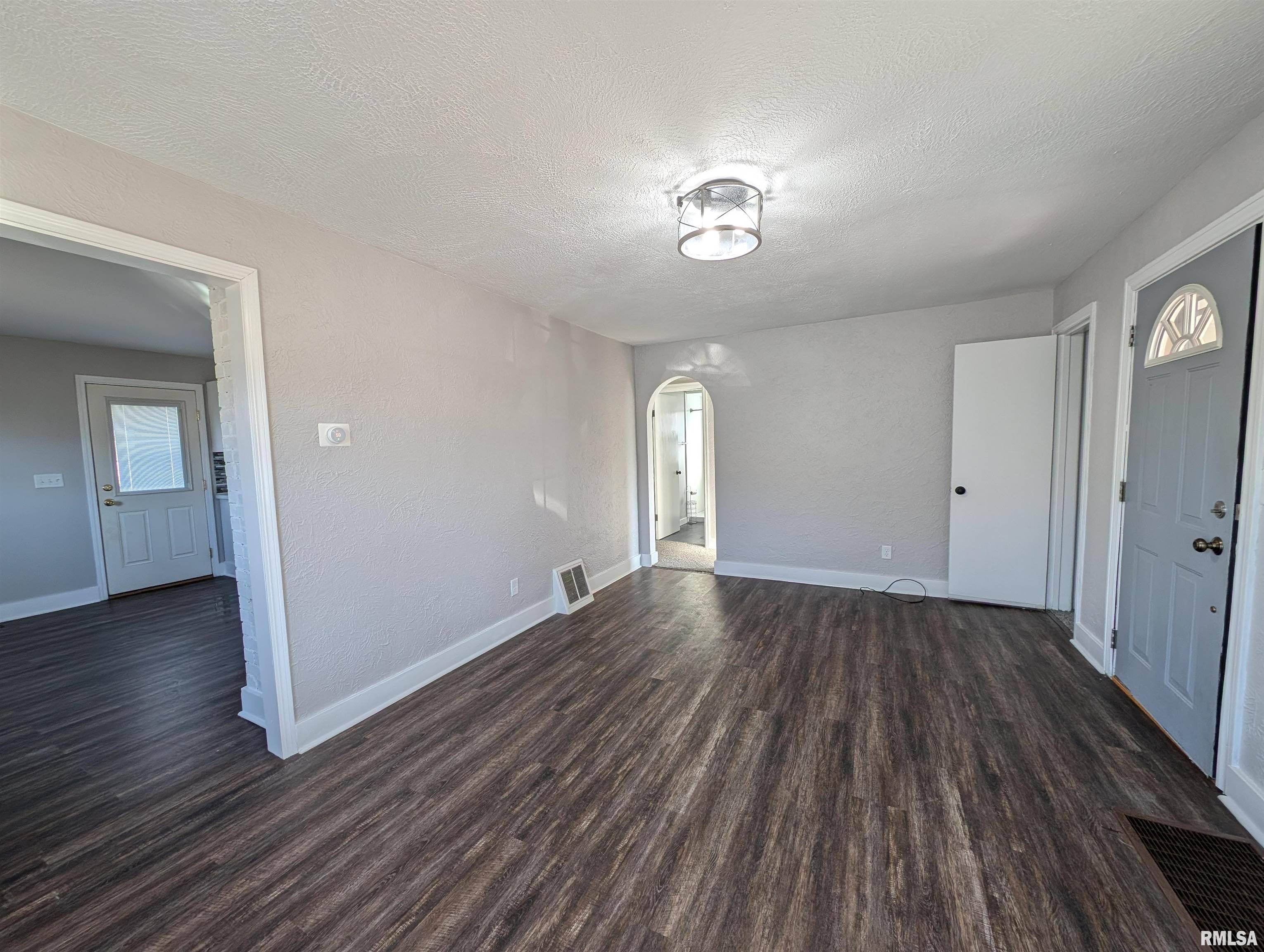 Creve Coeur, IL 61610,122 HOLLAND CT